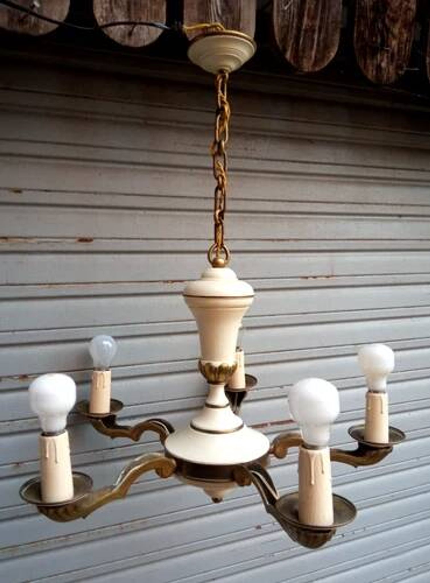 Rare chandelier with 5 lights in bronze and lacquered brass - Circa 1940 - in working condition.