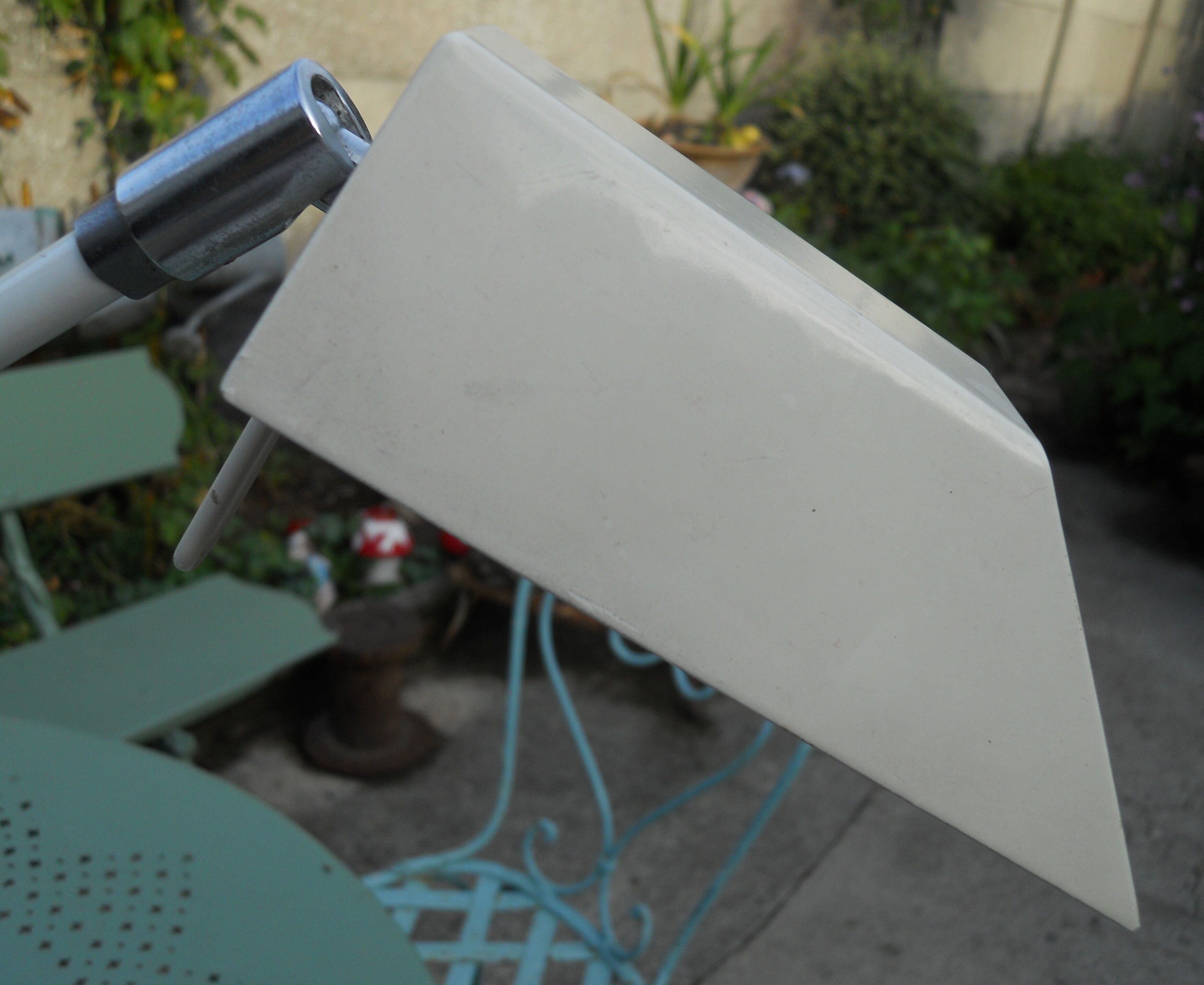 Massive swing desk lamp has two lights and a kneecap