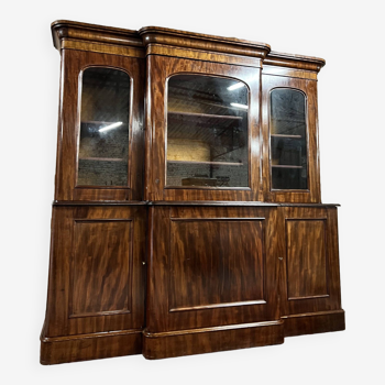 Projection bookcase in flamed mahogany from the 19th century