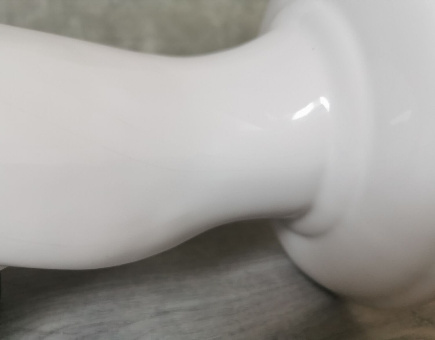 White ceramic hand wall lamp