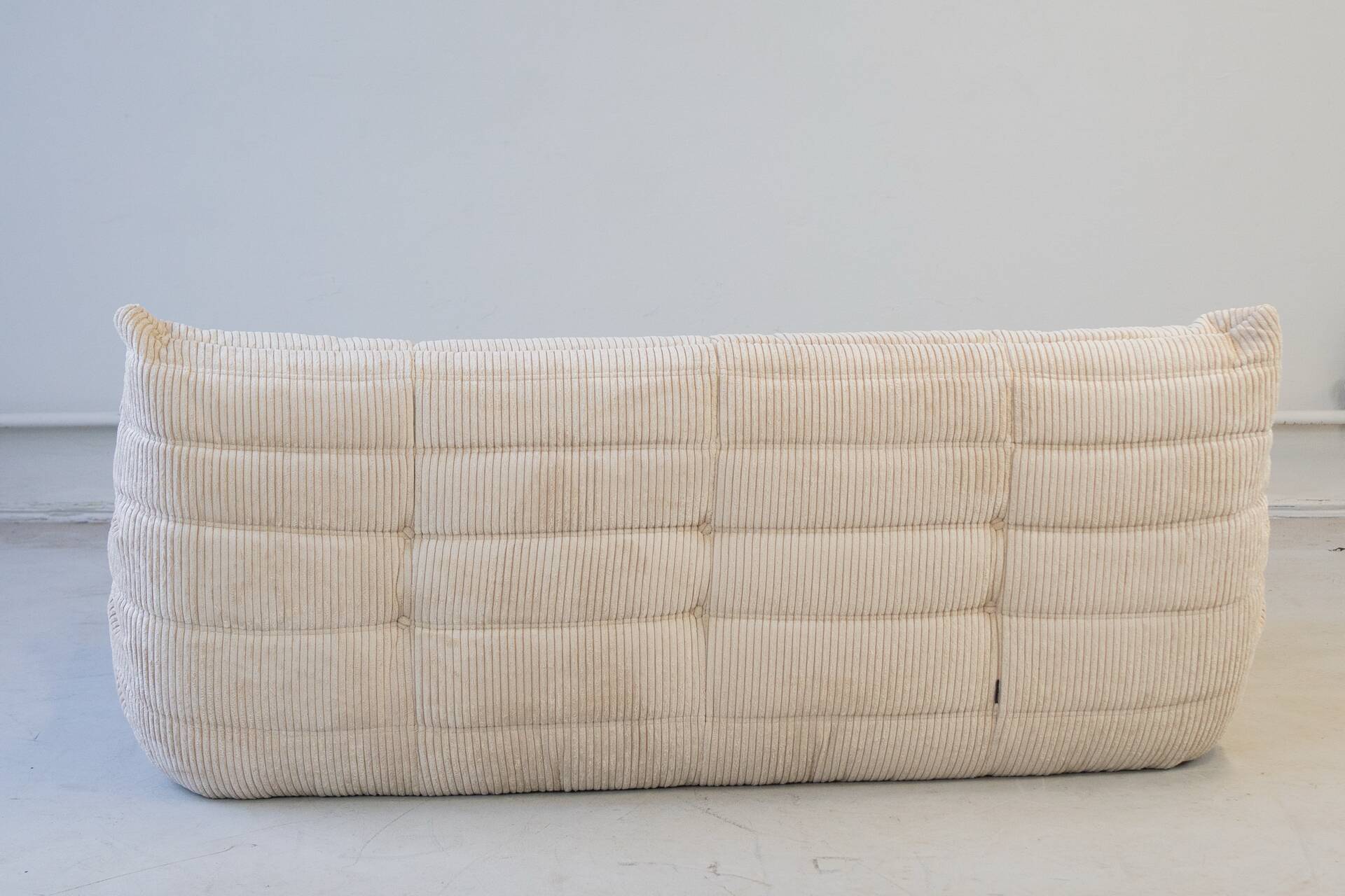 Ensemble de canapé 2 et 3 places et fauteuil d'angle en velours beige.