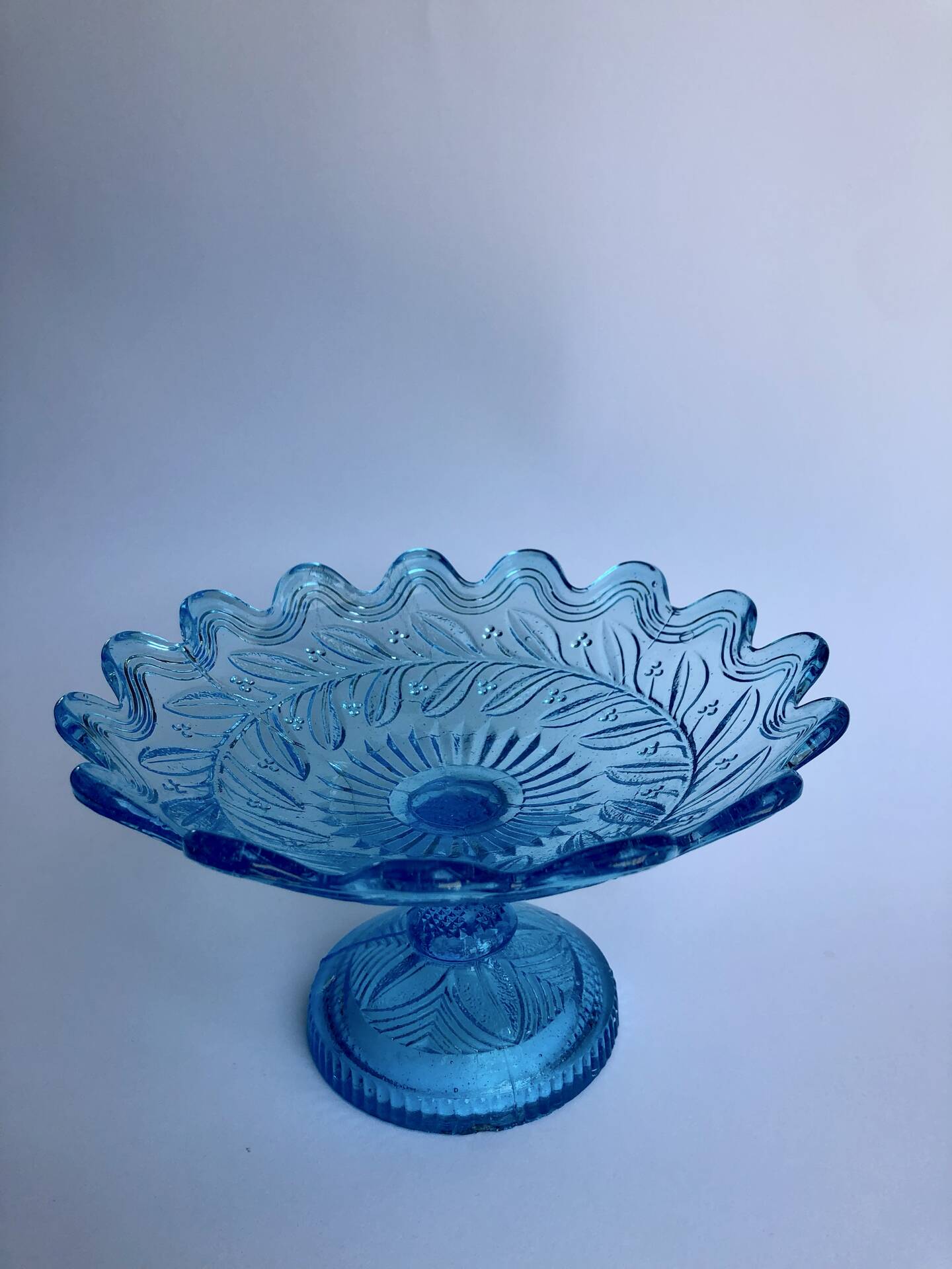 Compotier en verre pressé bleu
