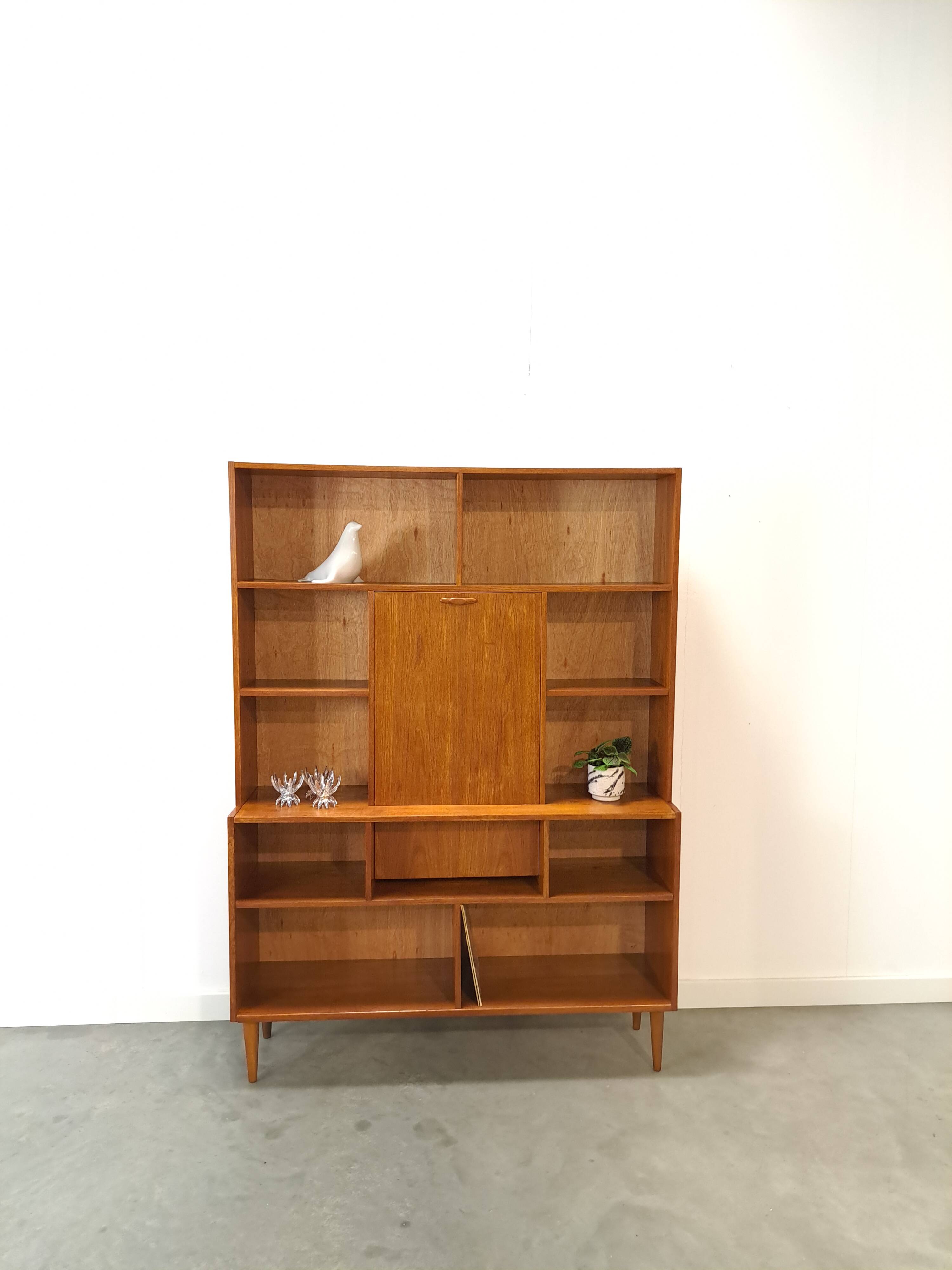 Deens hoge teak vakkenkast met bar vintage wandkast