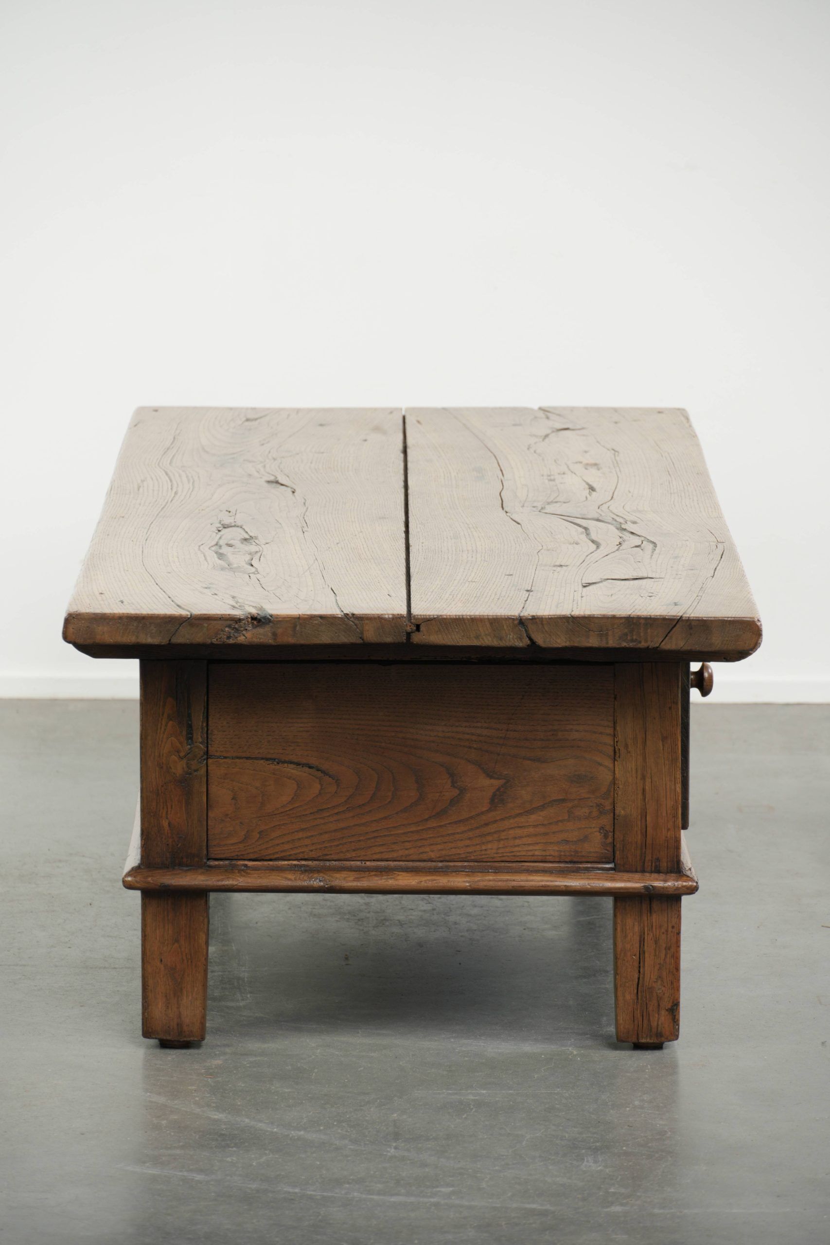 Antique 18th-century Southern European coffee table made of chestnut wood
