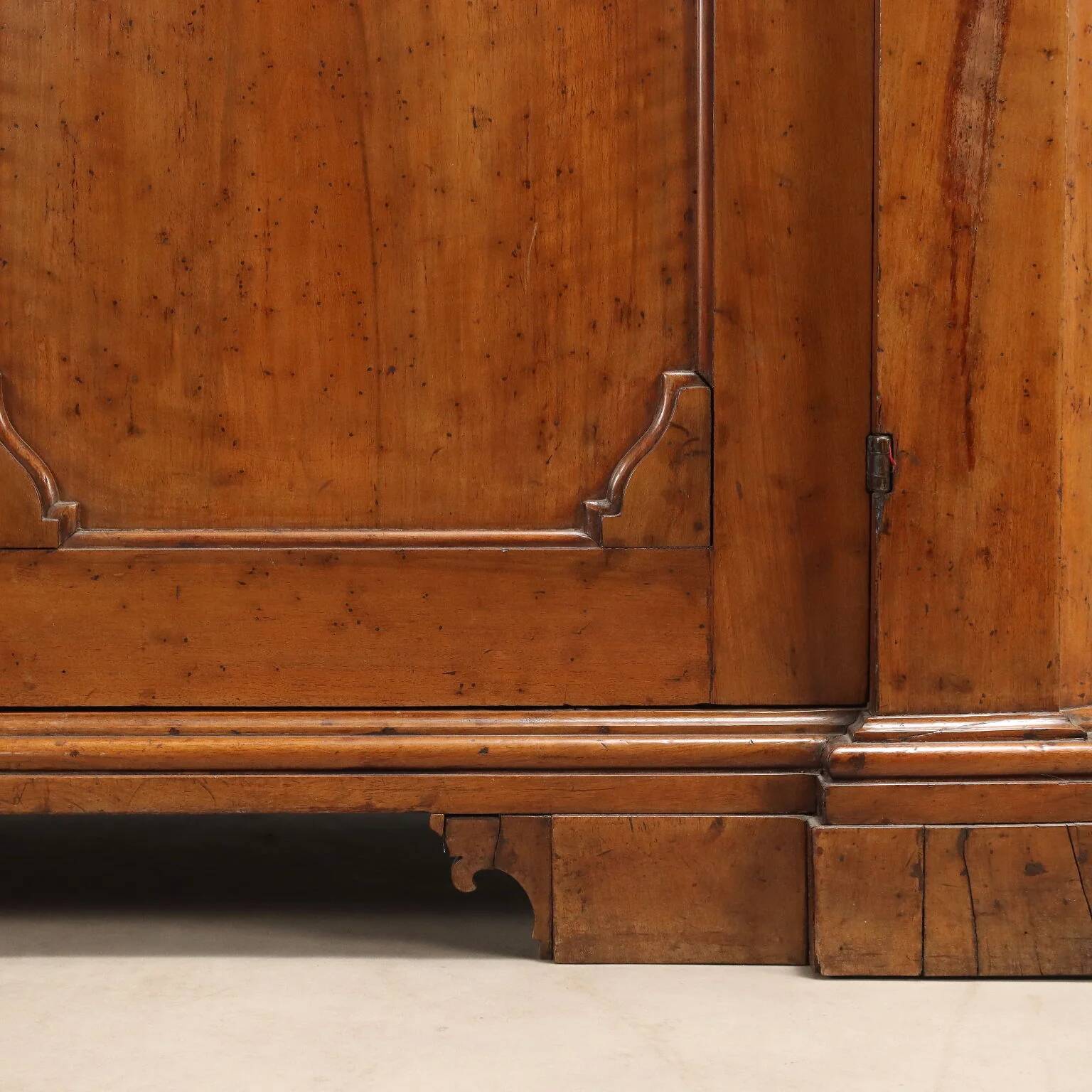 Ancient baroque buffet in walnut, Italy, 18th century
