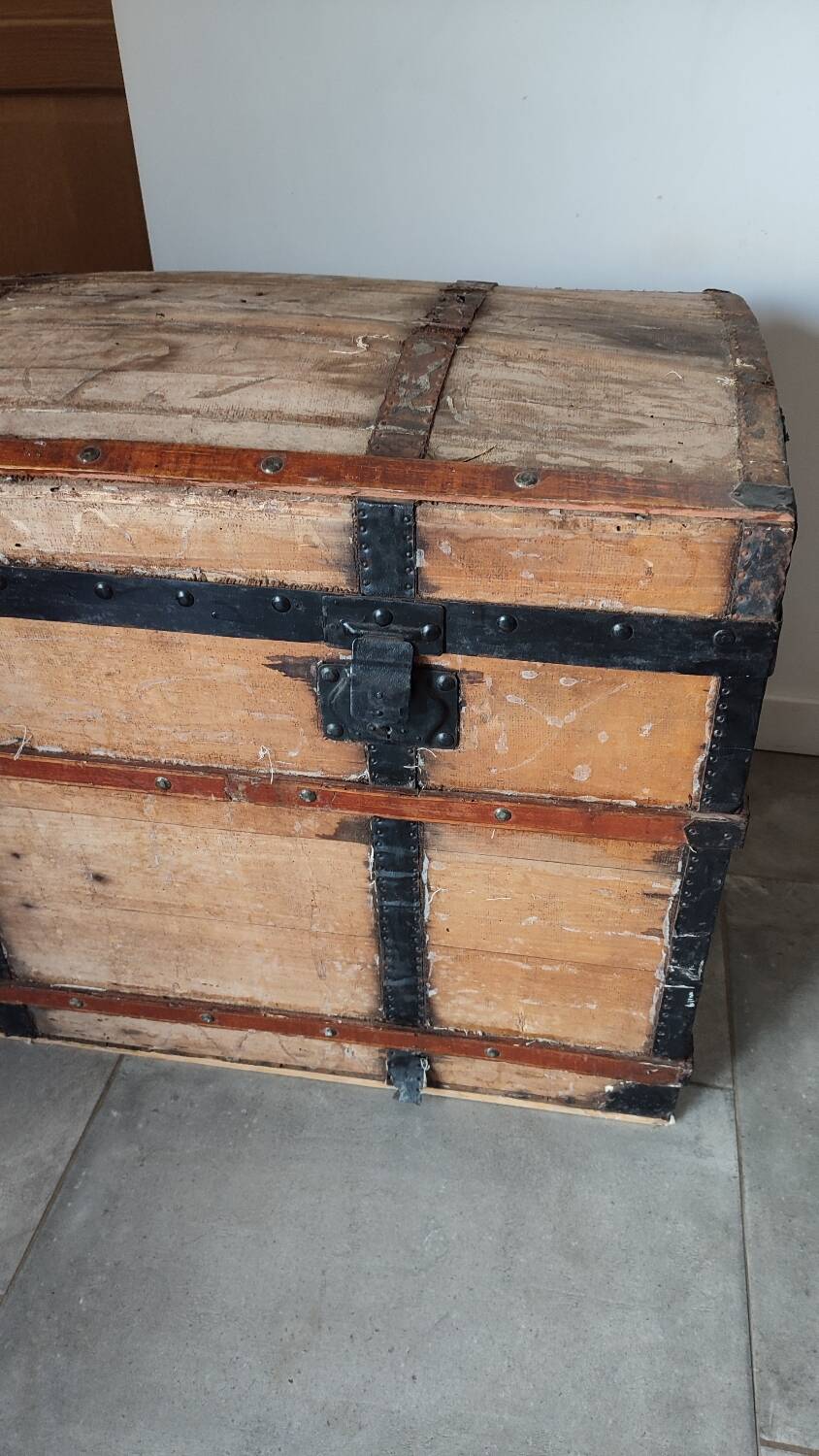 Grande malle en bois bombée