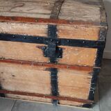 Grande malle en bois bombée