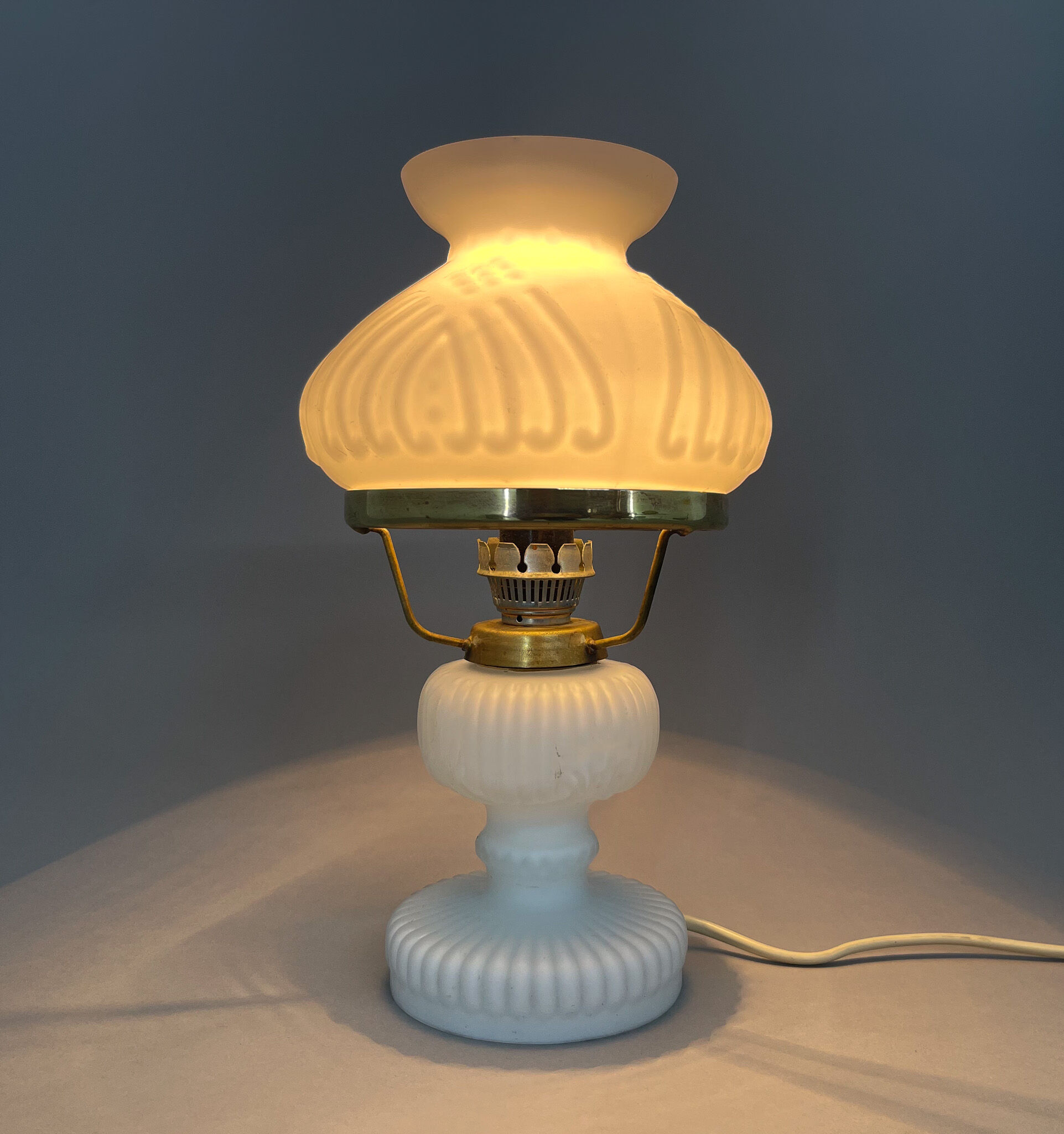 Lampe de table vintage en verre opalin et laiton
