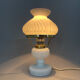 Lampe de table vintage en verre opalin et laiton