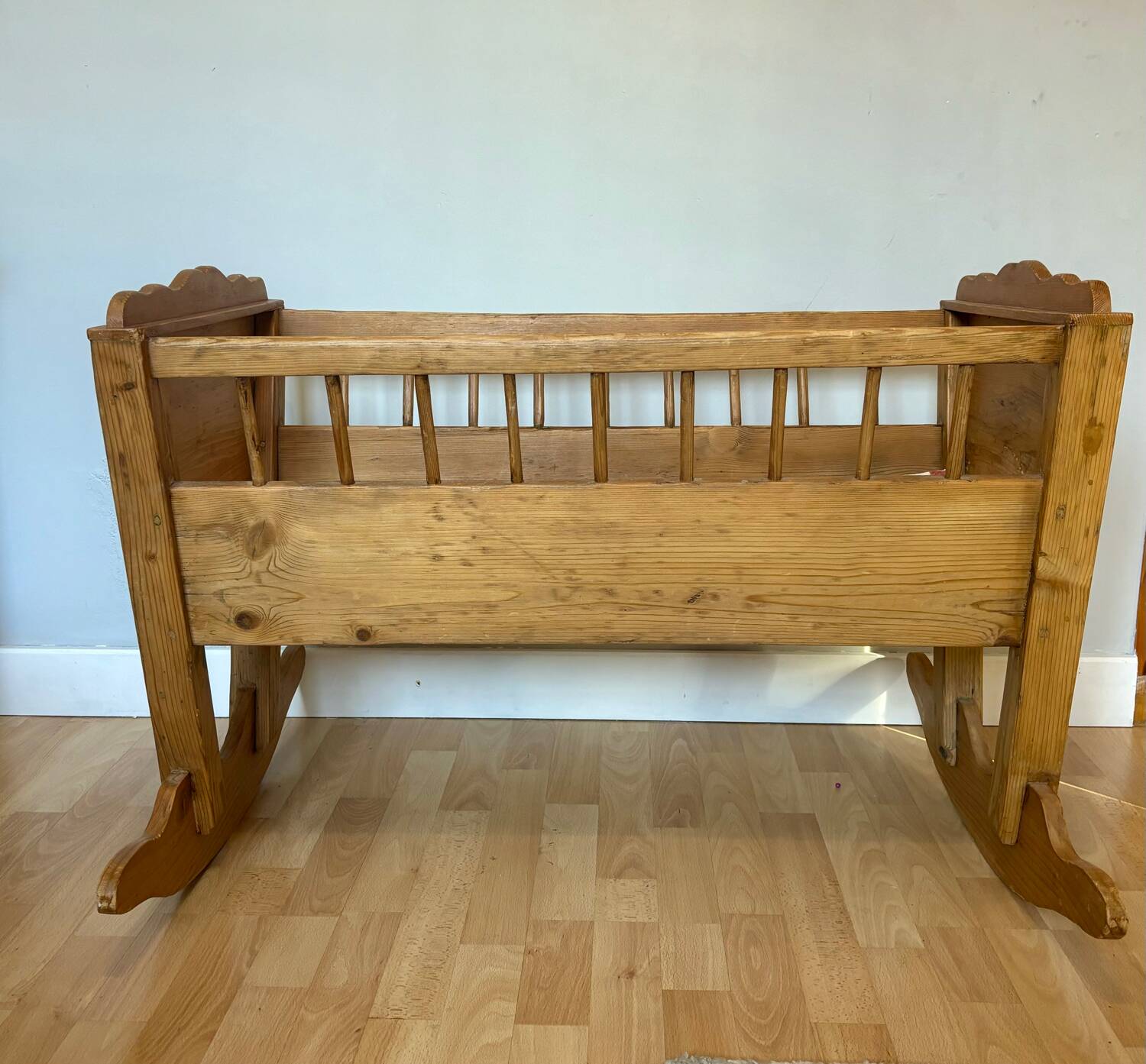 Lit bébé ancienne à bois