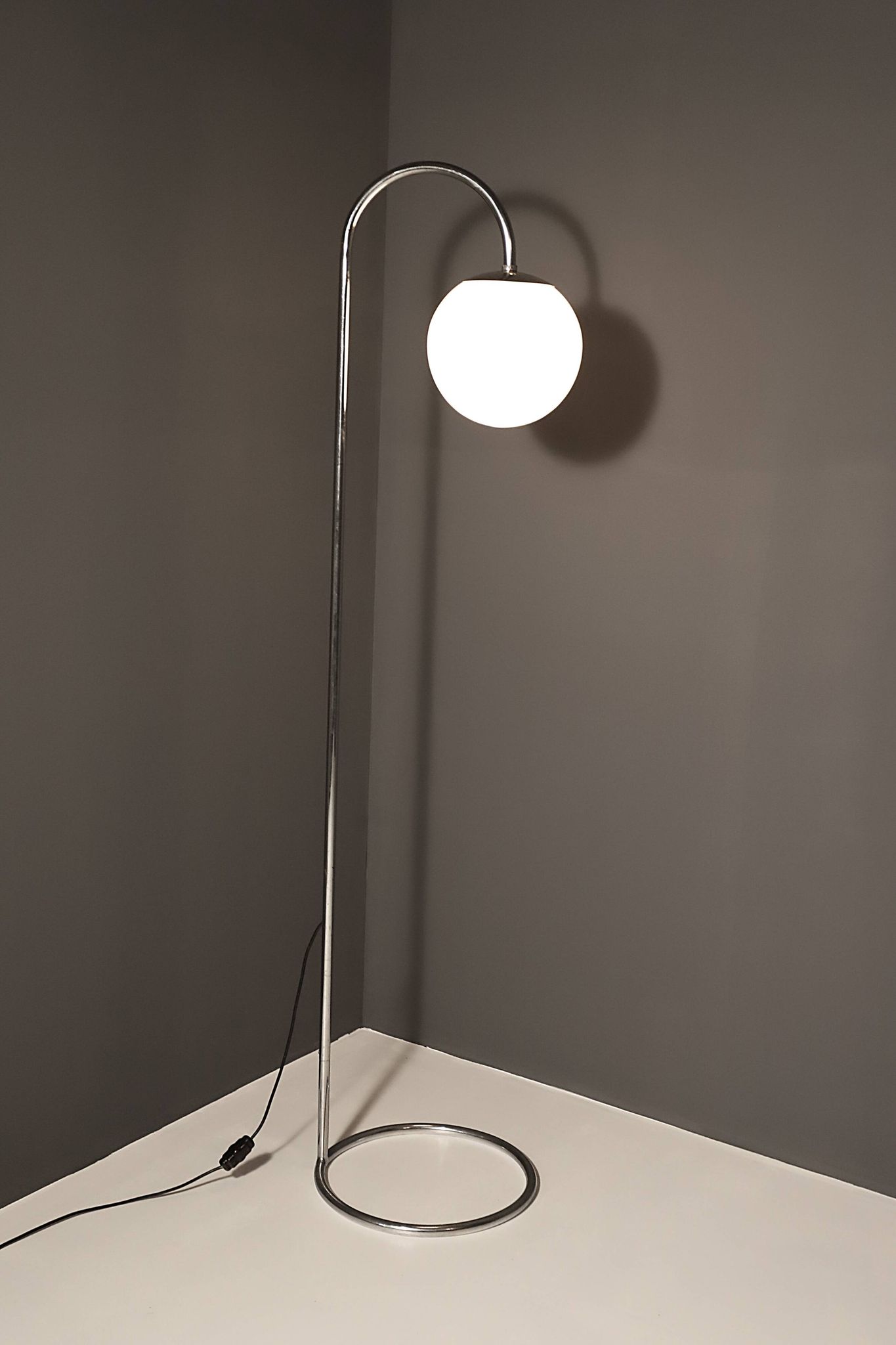 Lampe de sol chromée Bauhaus, Tchécoslovaquie, années 1930.