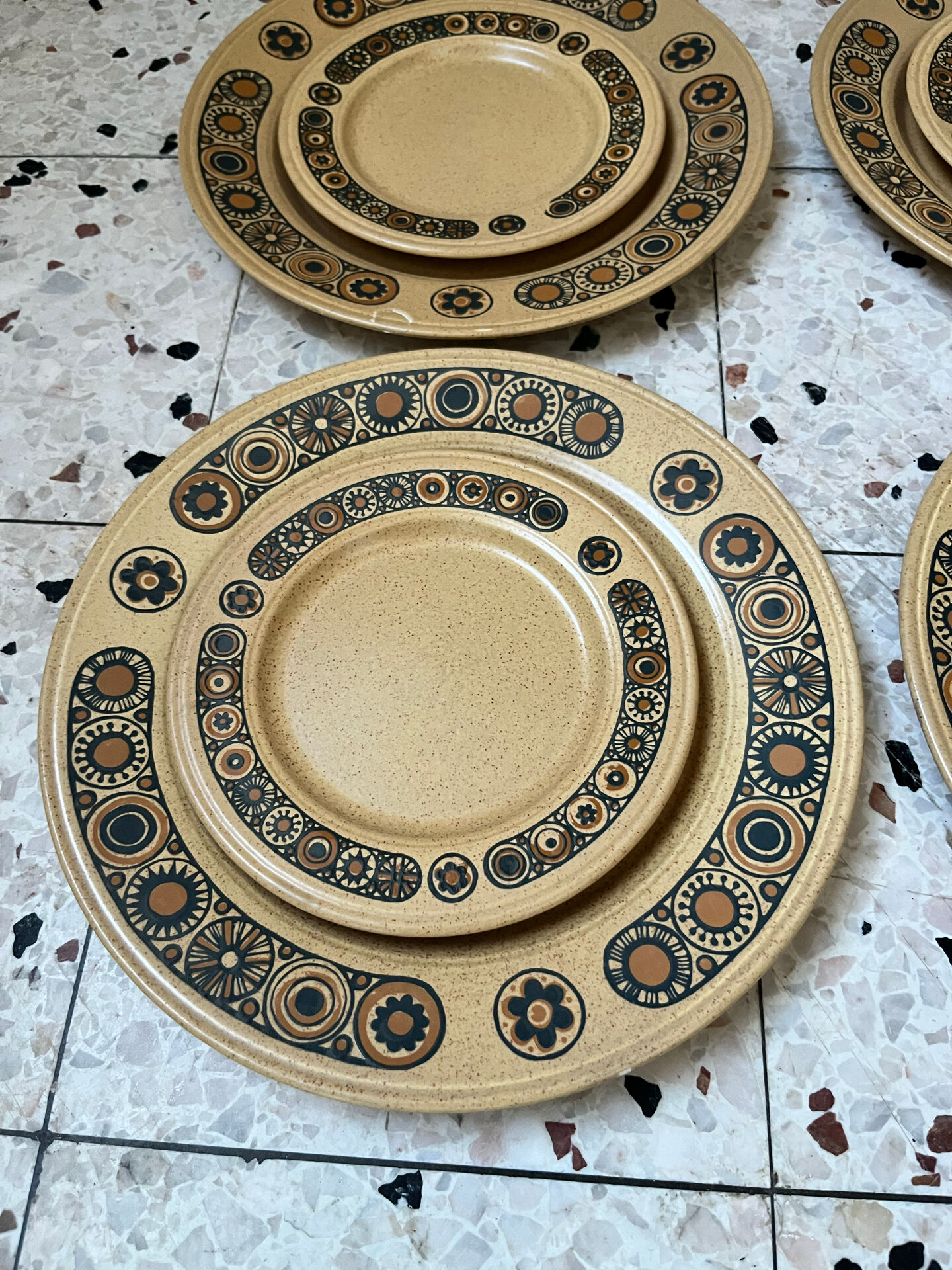 Série de 8 assiettes et 2 bols