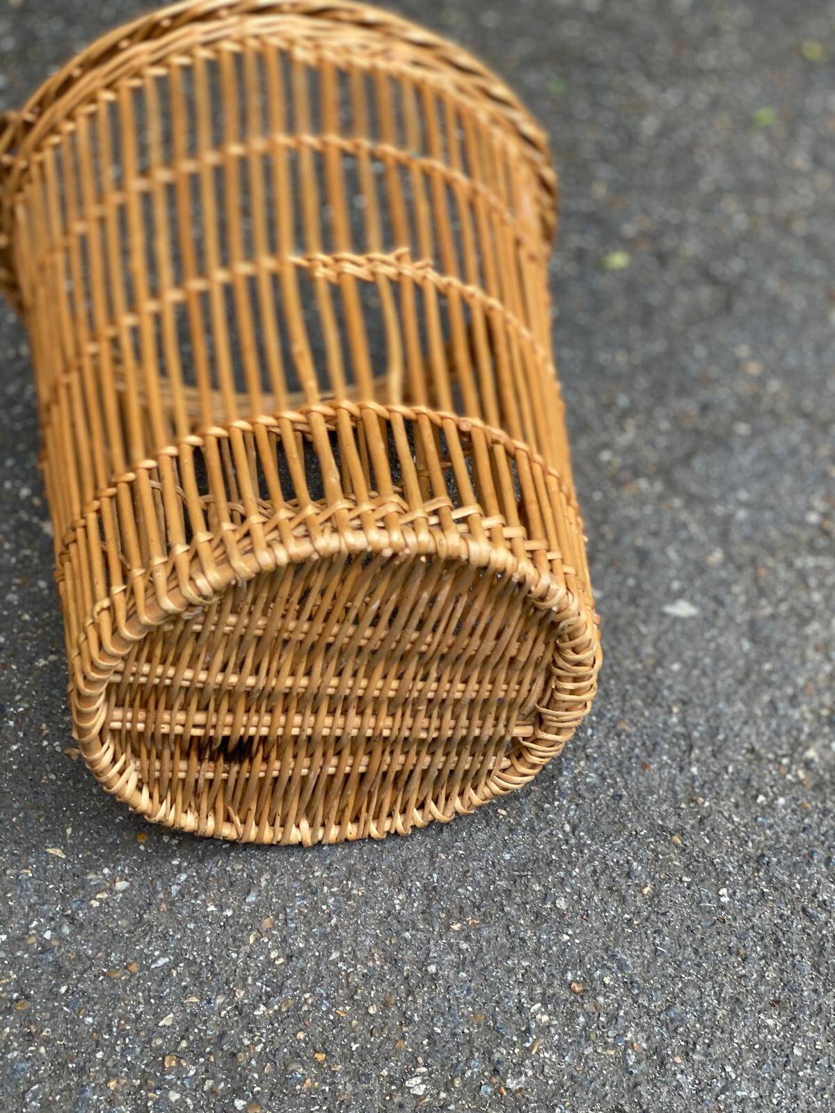 Round wicker and rattan basket with handle