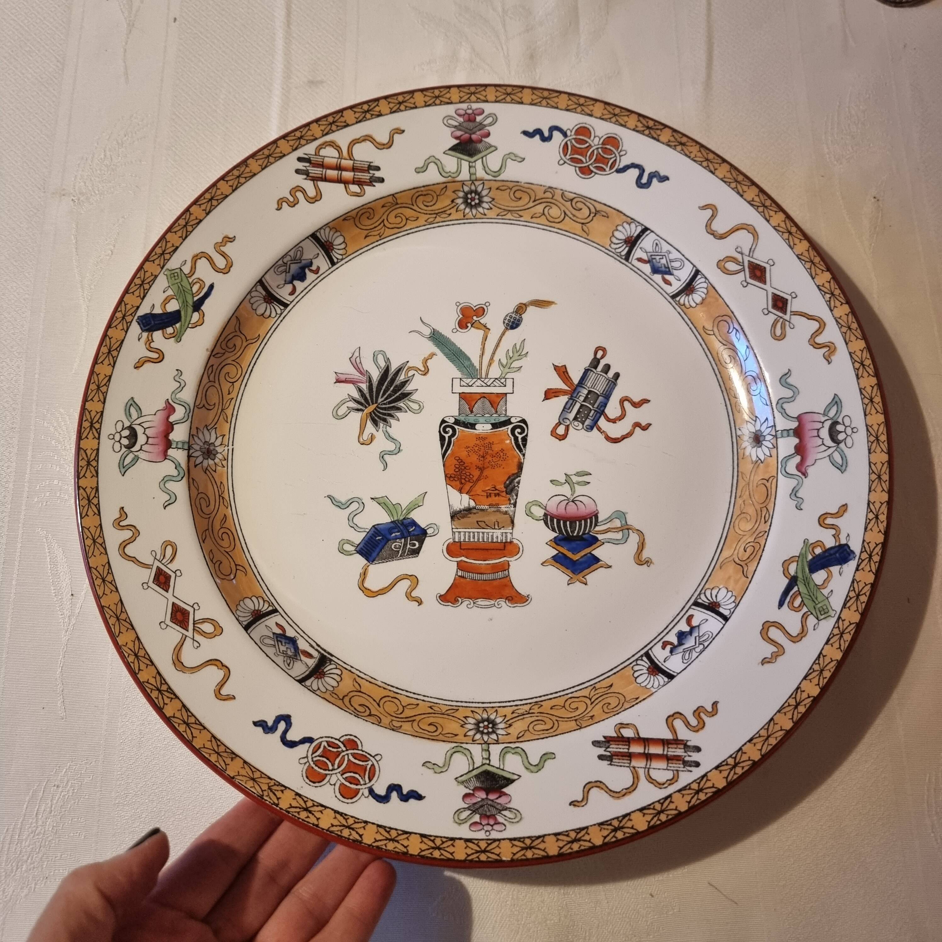 Large antique Maastricht porcelain plate, Japanese style, motif