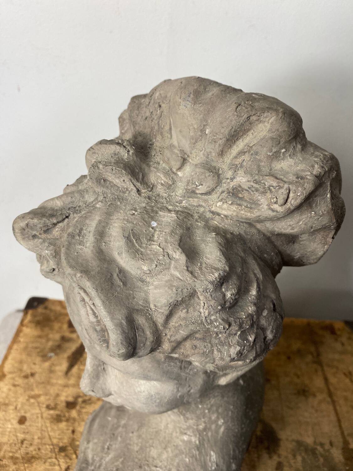 Buste de femme au chignon