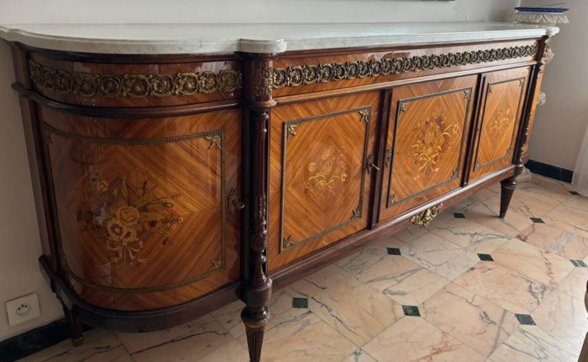 Buffet en marqueterie de style Louis XVI avec plateau en marbre