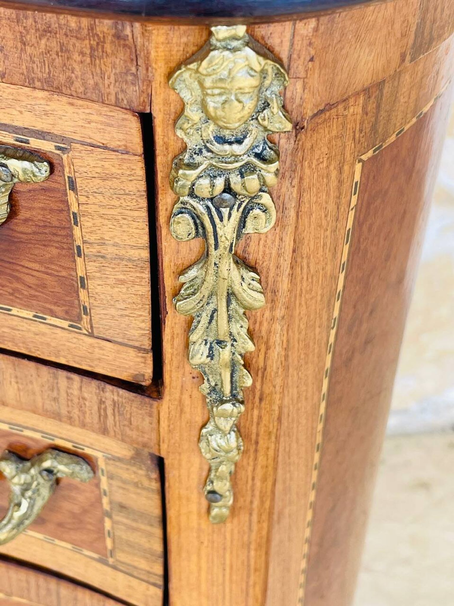 Commode style Louis XV en loupe d'orme et noyer