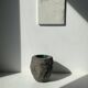 Vase / Grand pot en béton sculpté