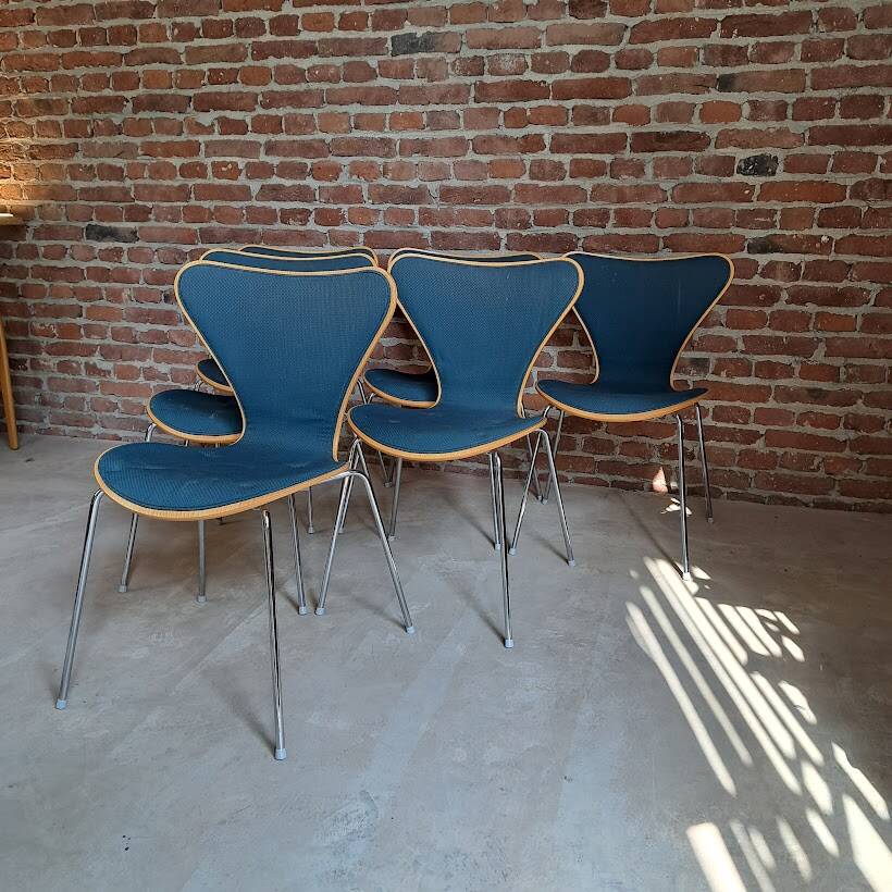 Set of six "Sjuan" chairs by Arne Jacobsen for Fritz Hansen