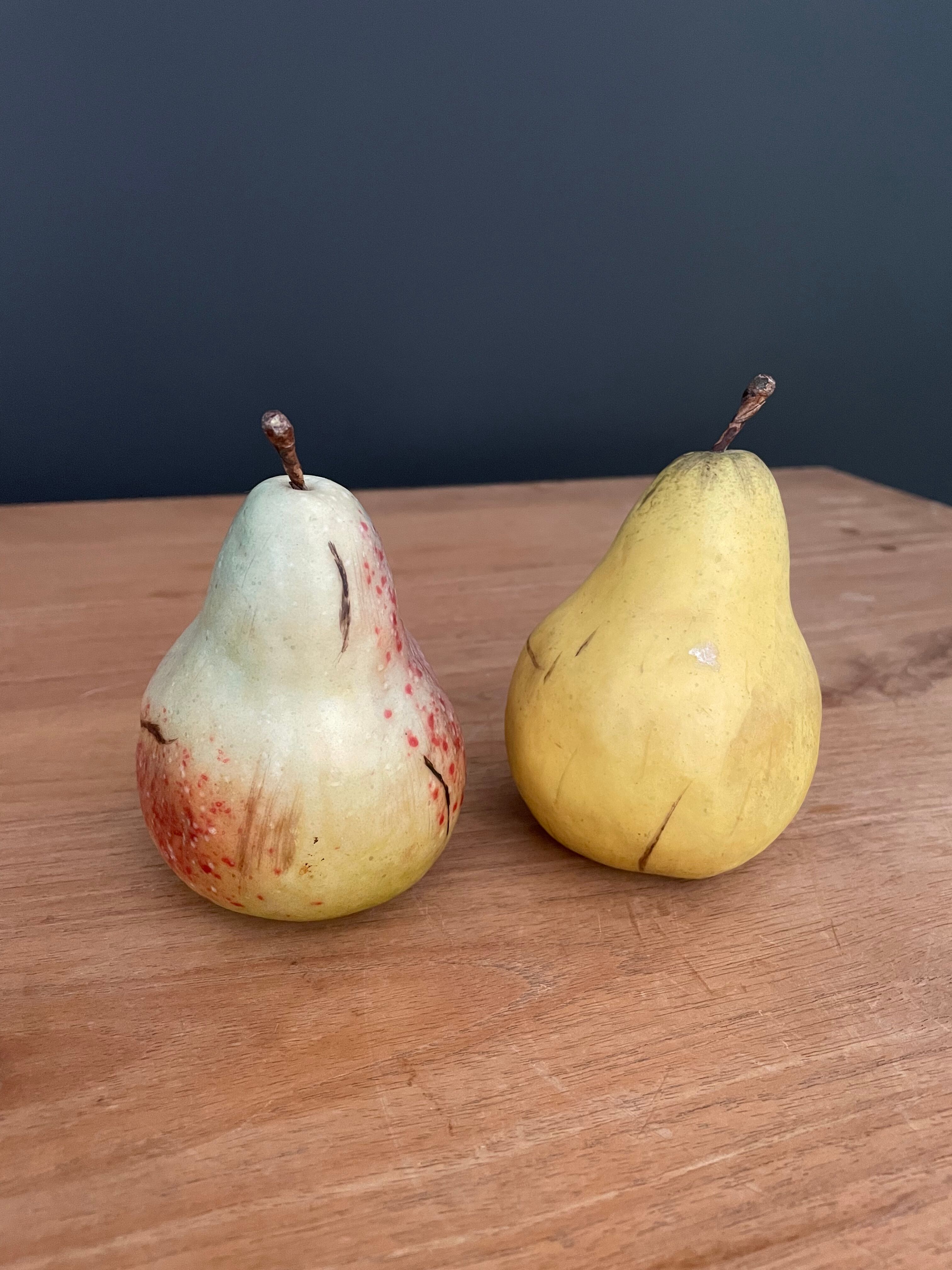 Set of 2 decorative pears in resin