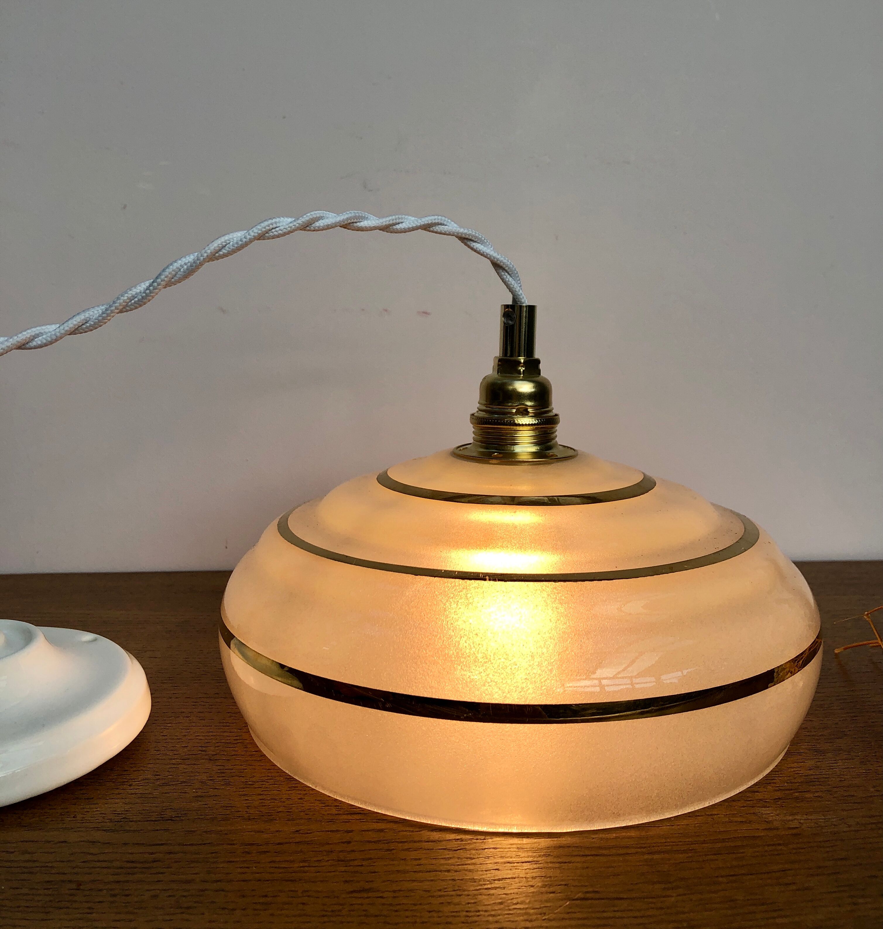 Vintage white and gold glass lampshade suspension