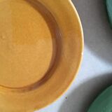 Flat plates in enamelled terracotta