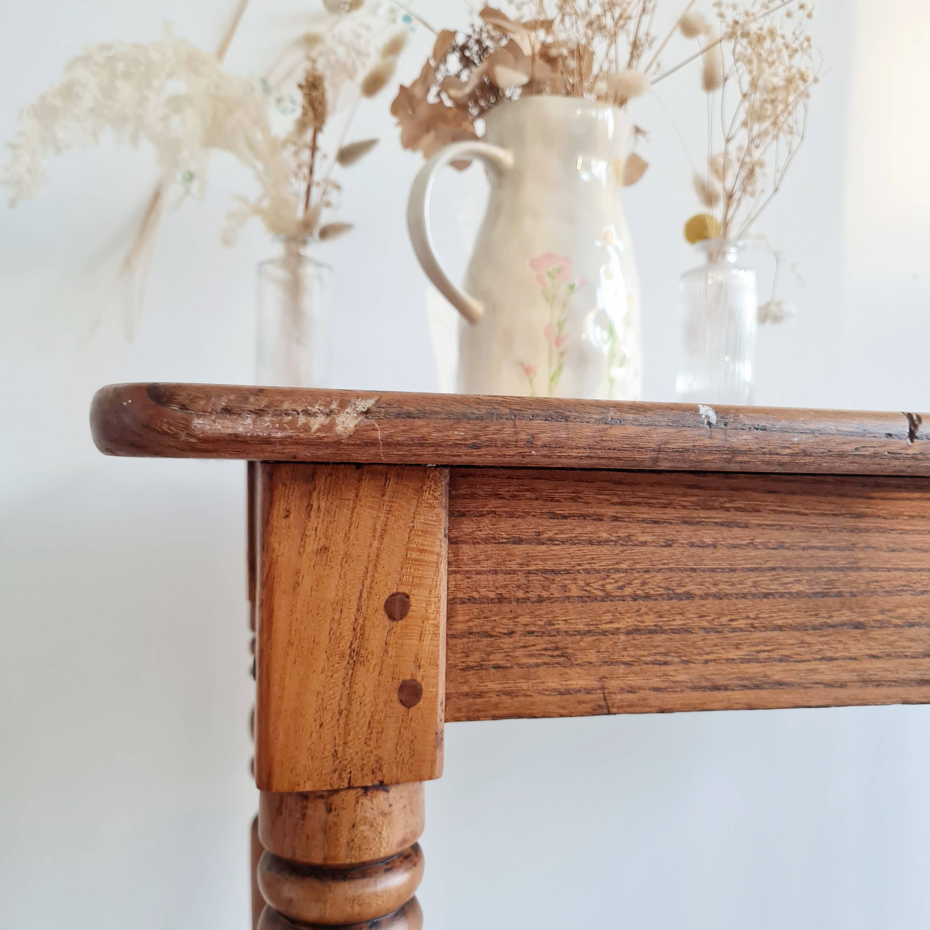 Table ancienne - bureau en bois massif pieds tournés