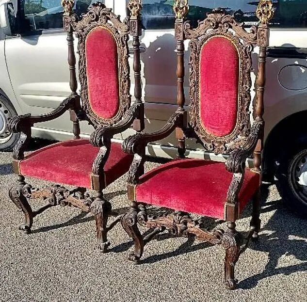 Paire de fauteuils anciens, sculptés en noyer.
