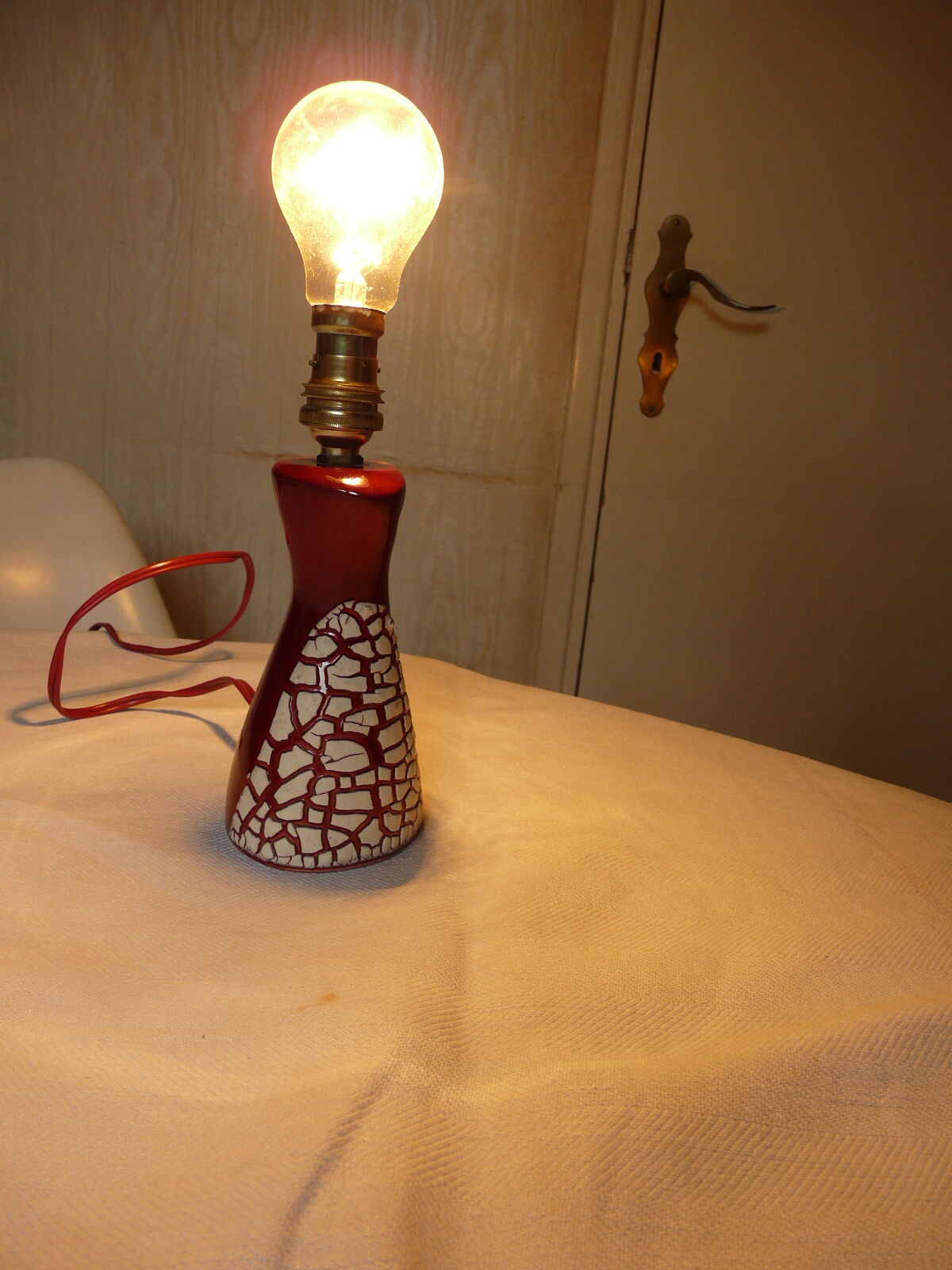 Red ceramic lamp foot with cracked effect