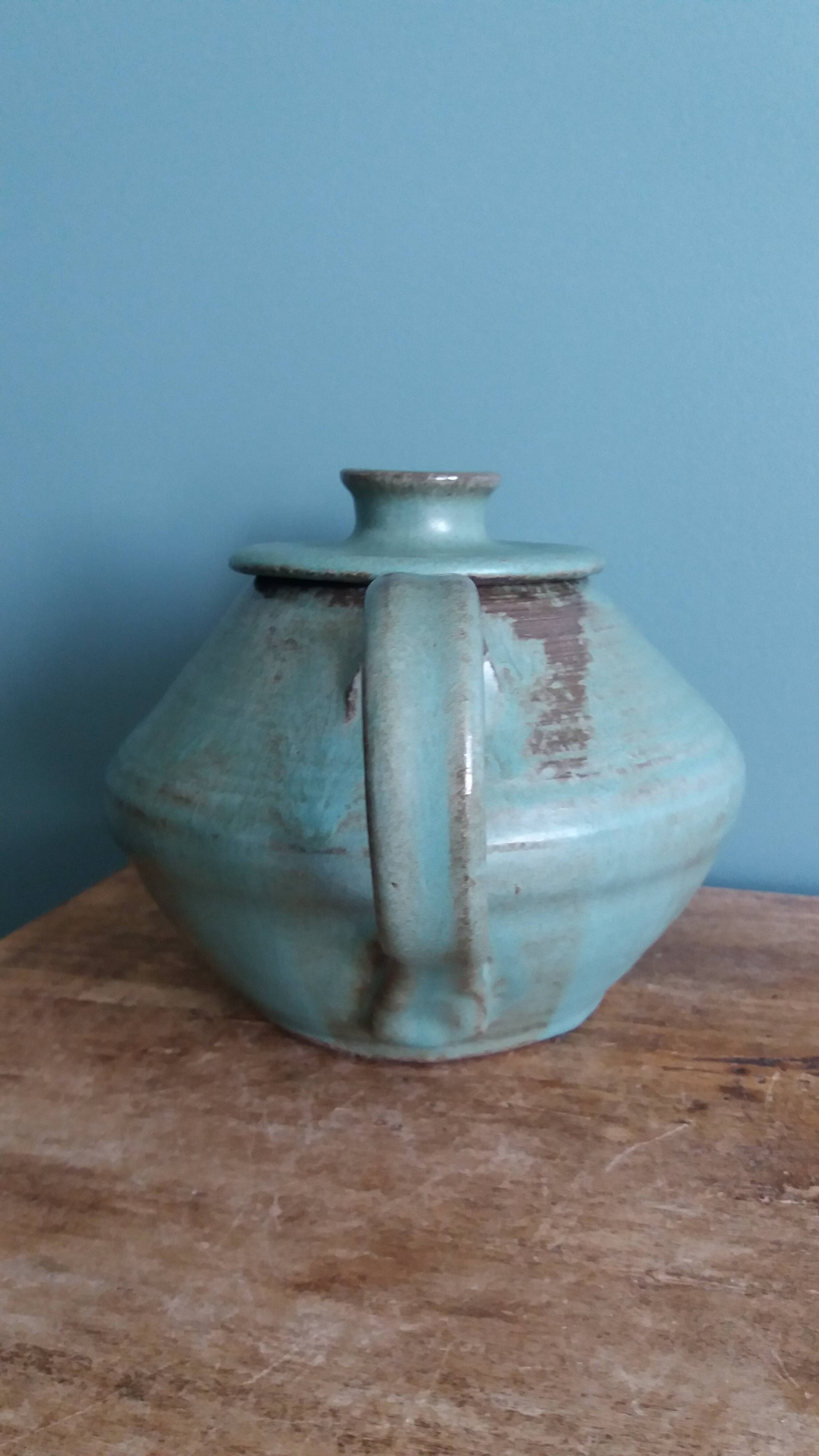 Théière artisanale en grès chamotté émaillé vert de gris signée