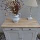 Buffet parisien vintage réenchanté en gris perle, plateau bois.