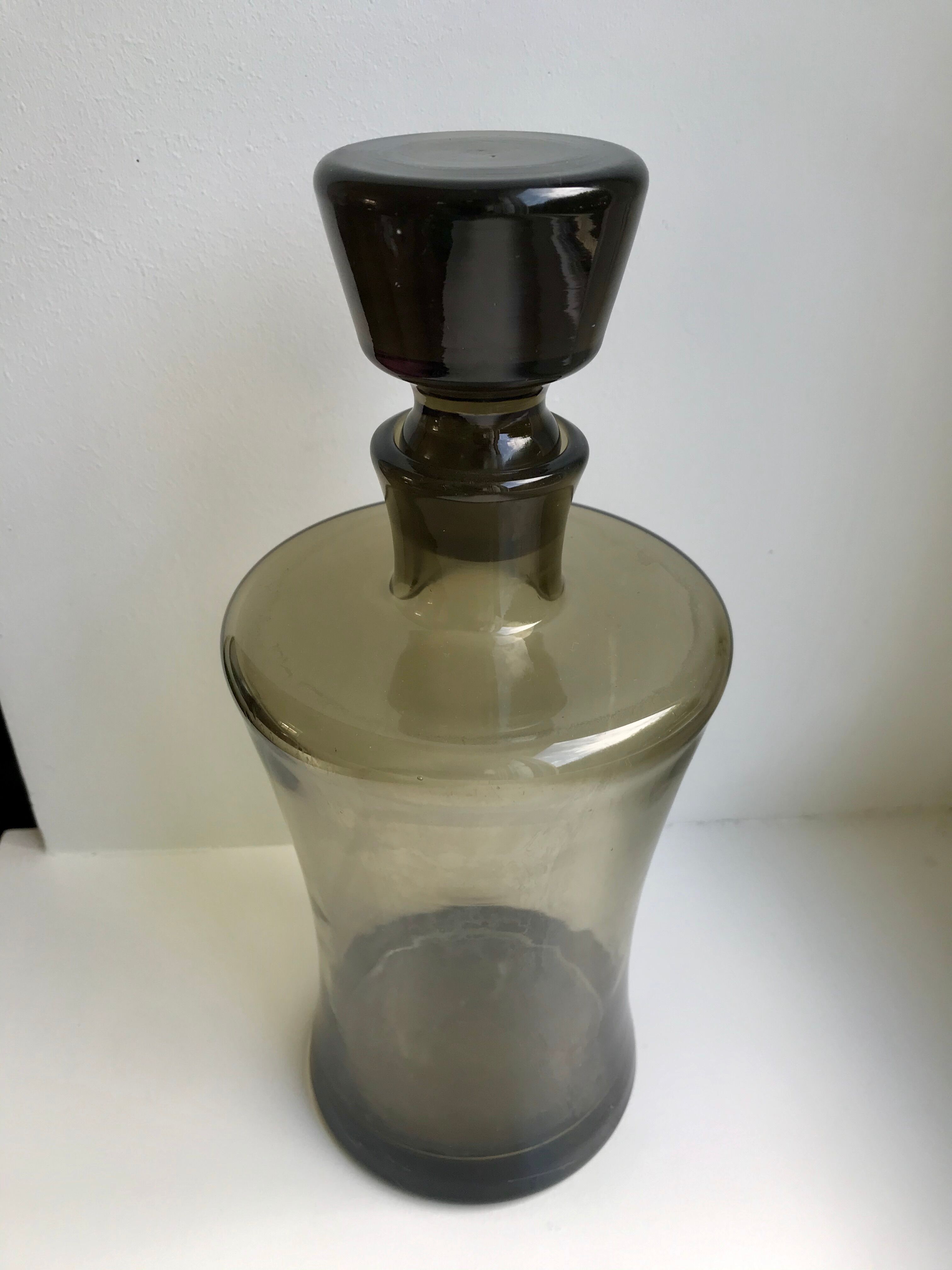 Carafe en verre fumé années 70
