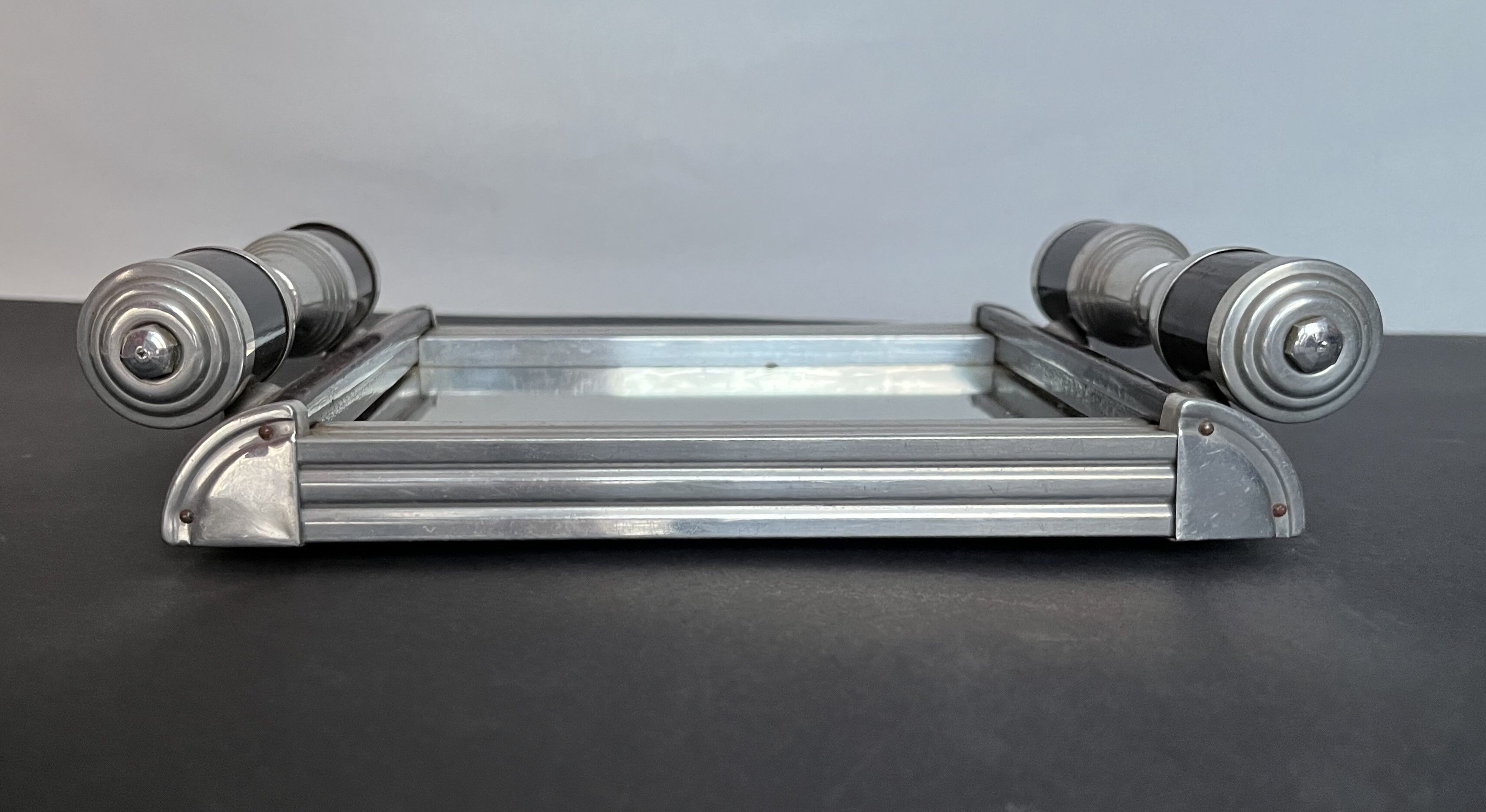 Rectangular mirror tray