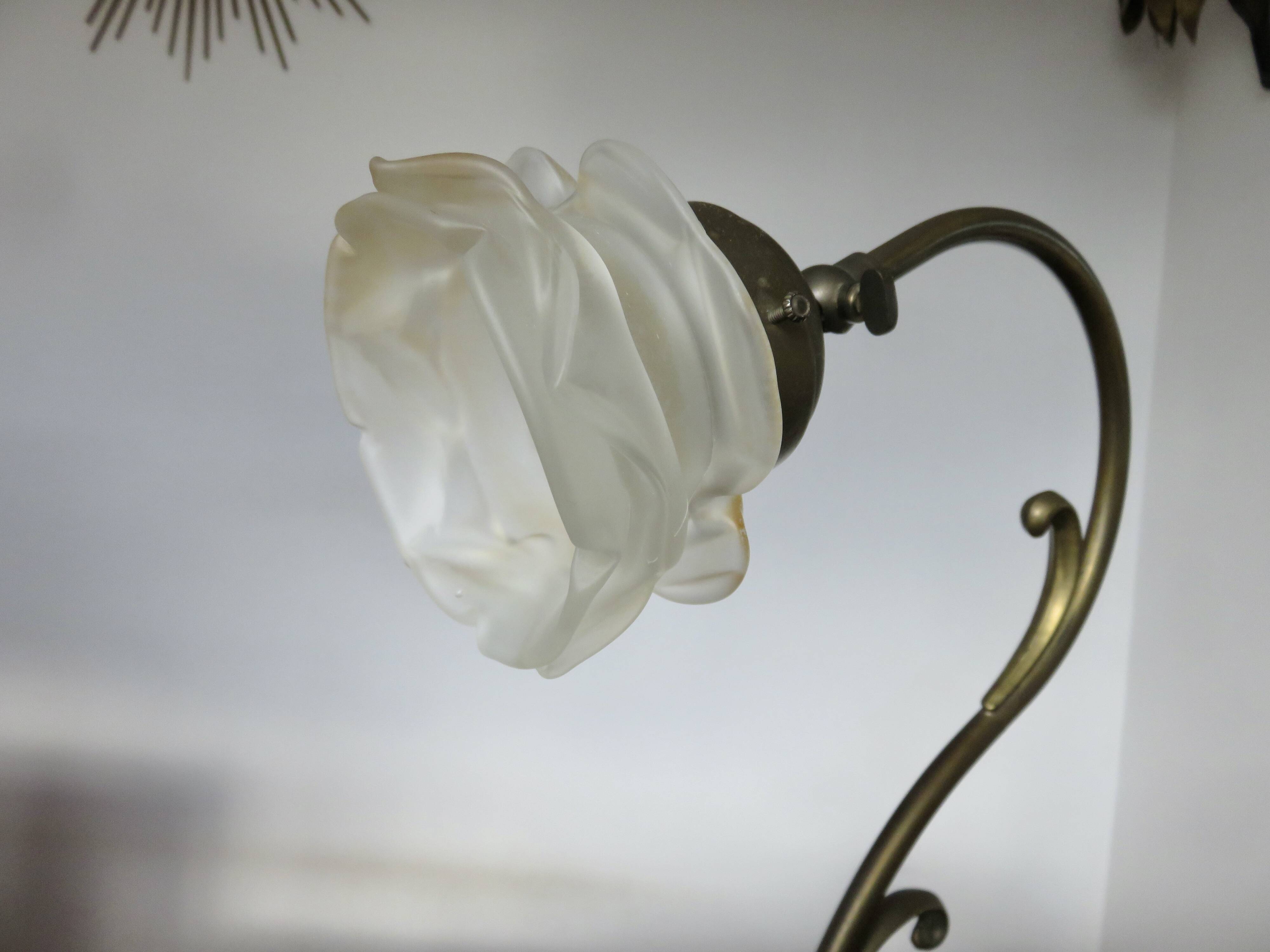 Art Nouveau lamp in brass and frosted glass