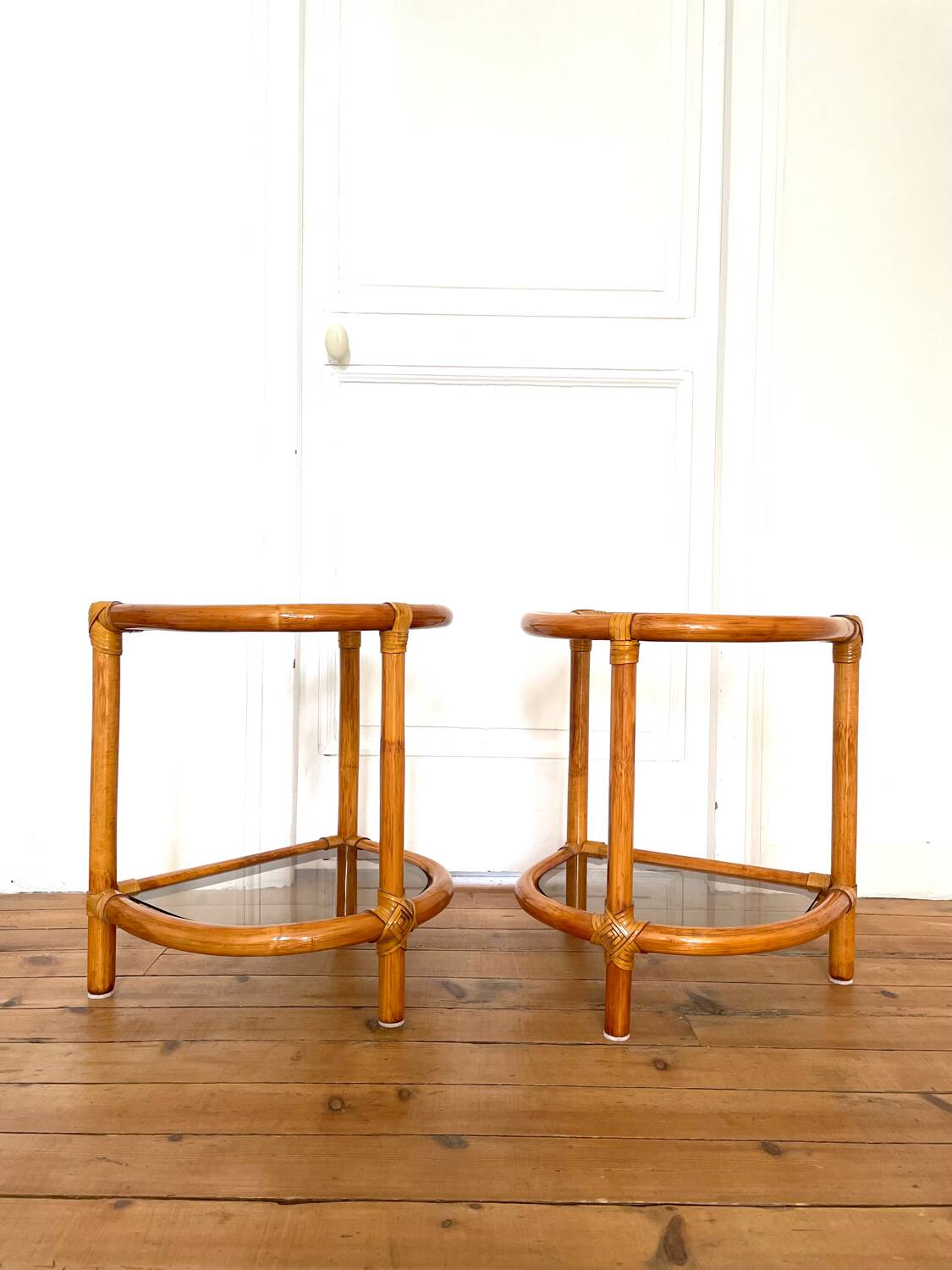 Paire de tables de chevet vintage en rotin et verre fumé