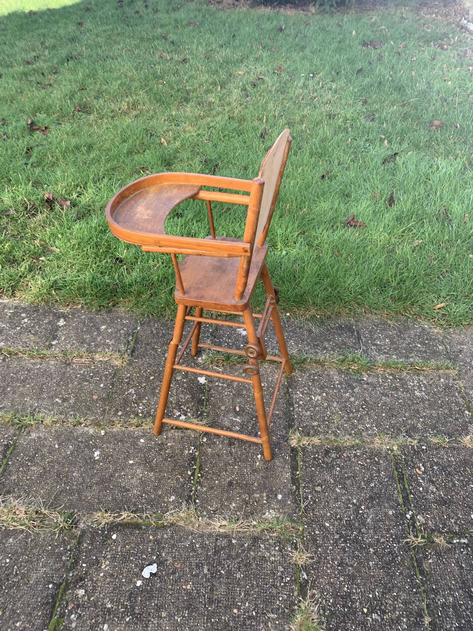 Chaise haute pour poupées en bois vintage
