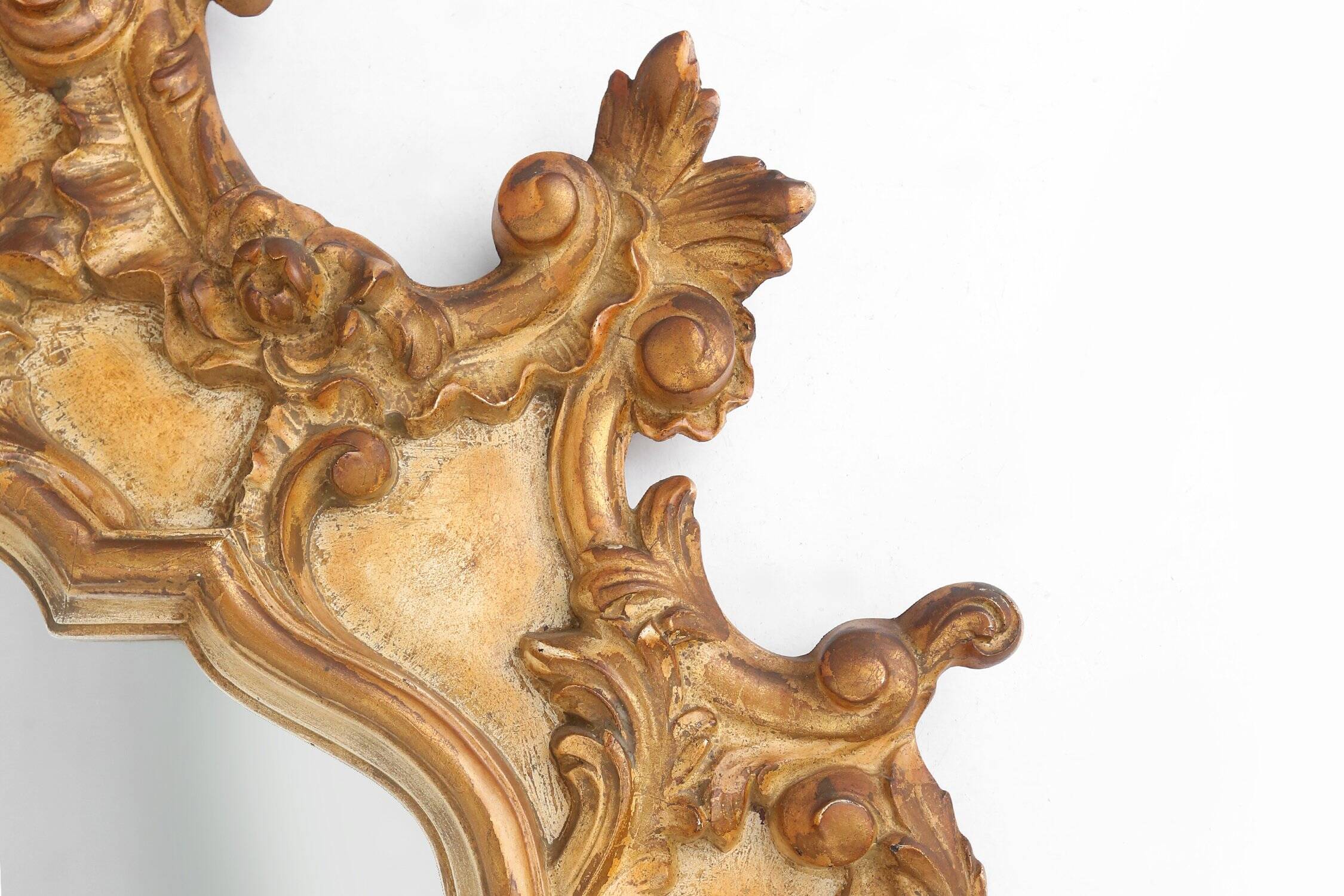 Grand miroir rococo doré en résine, Belgique, années 1950.