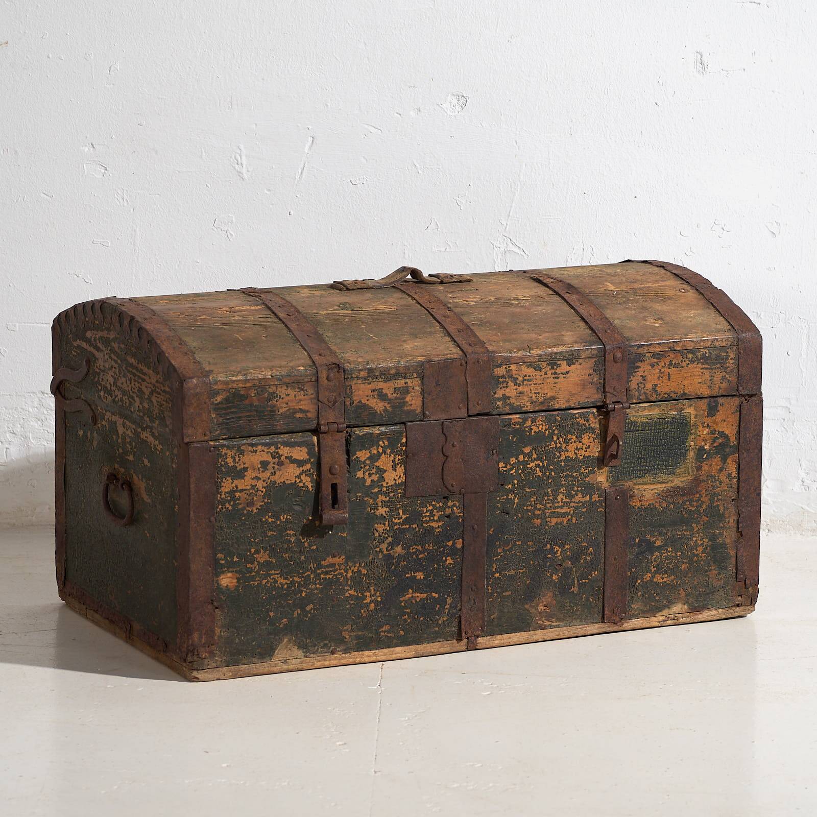 Antique chest with green patina (c.1900)