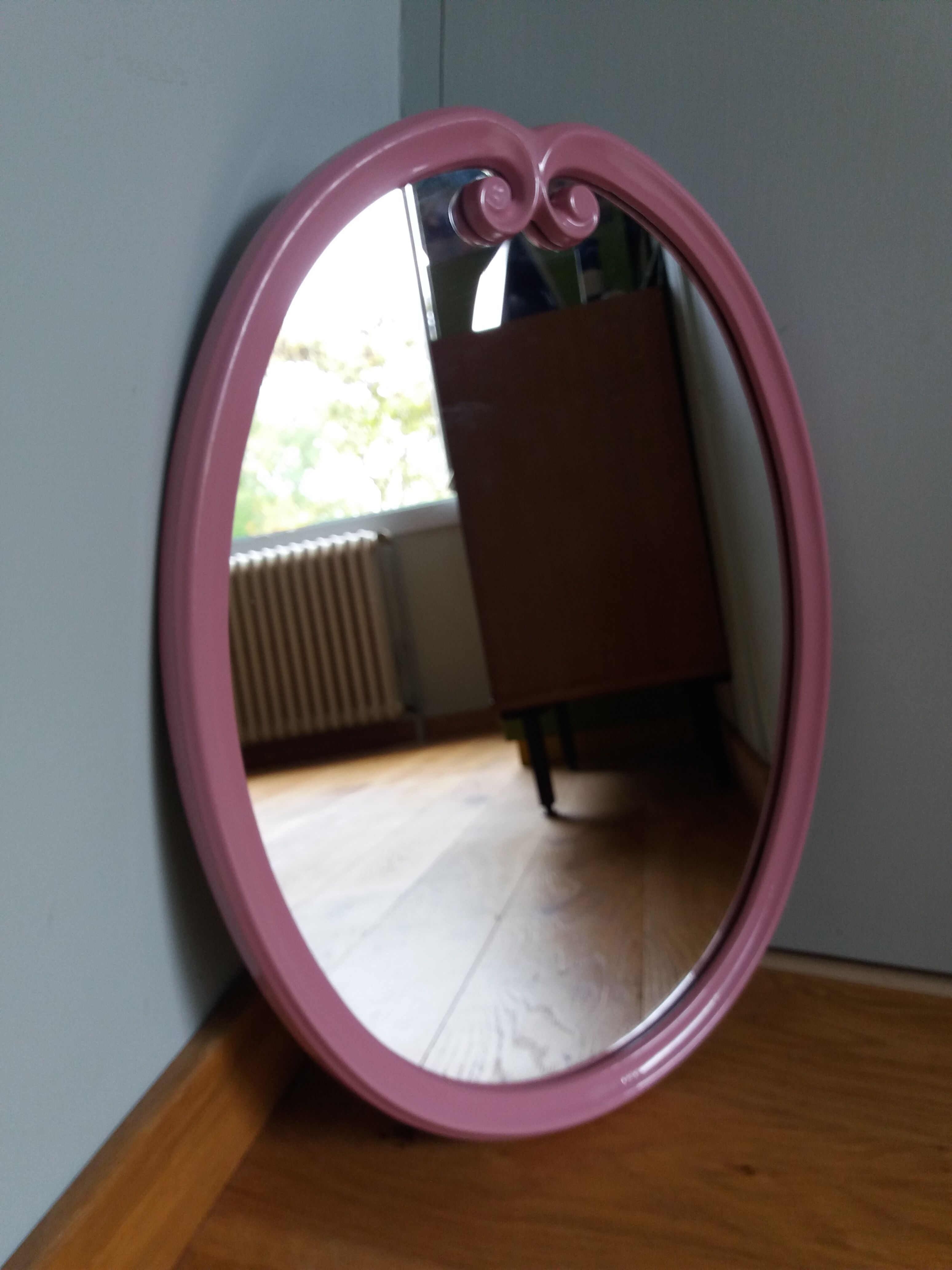 Oval mirror 49x39 frame in enamelled cast iron pink Art Deco