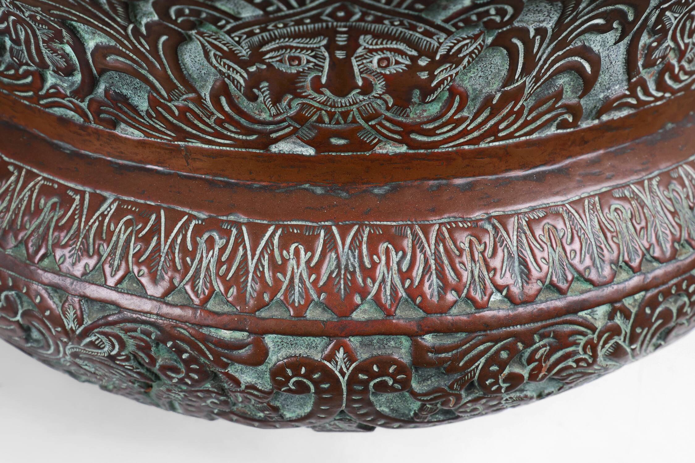 Cache-pot rond ottoman antique en cuivre gravé, vers 1850