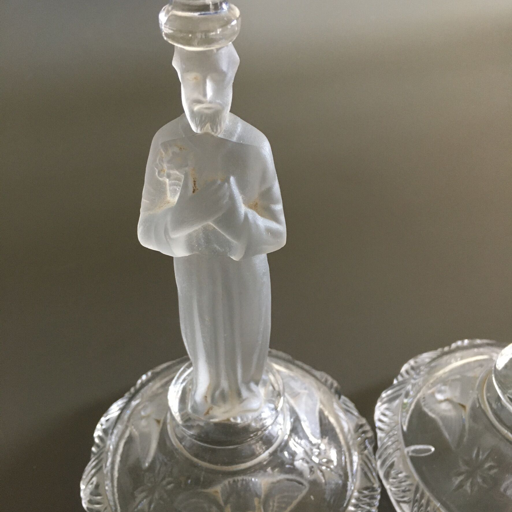 Paire de bougeoirs personnages en verre