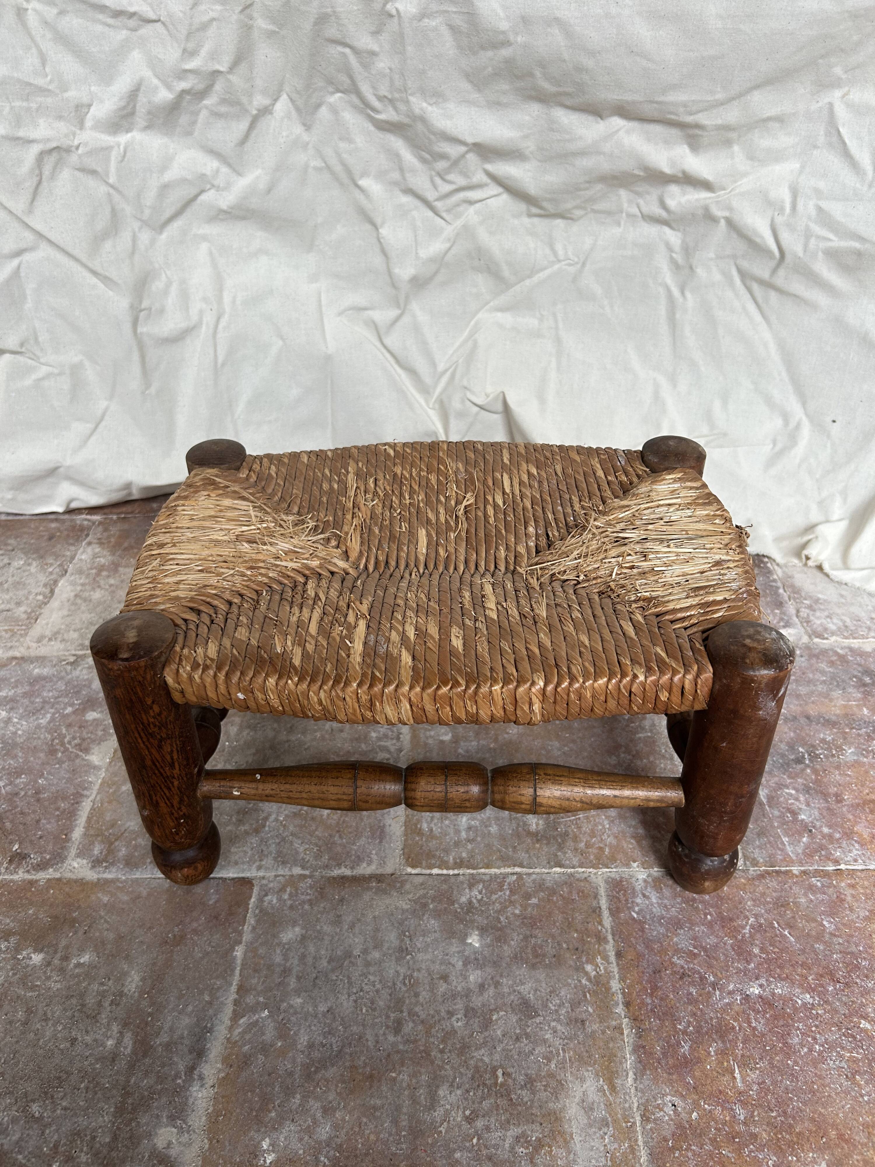 Rustic footrest made of wood and straw