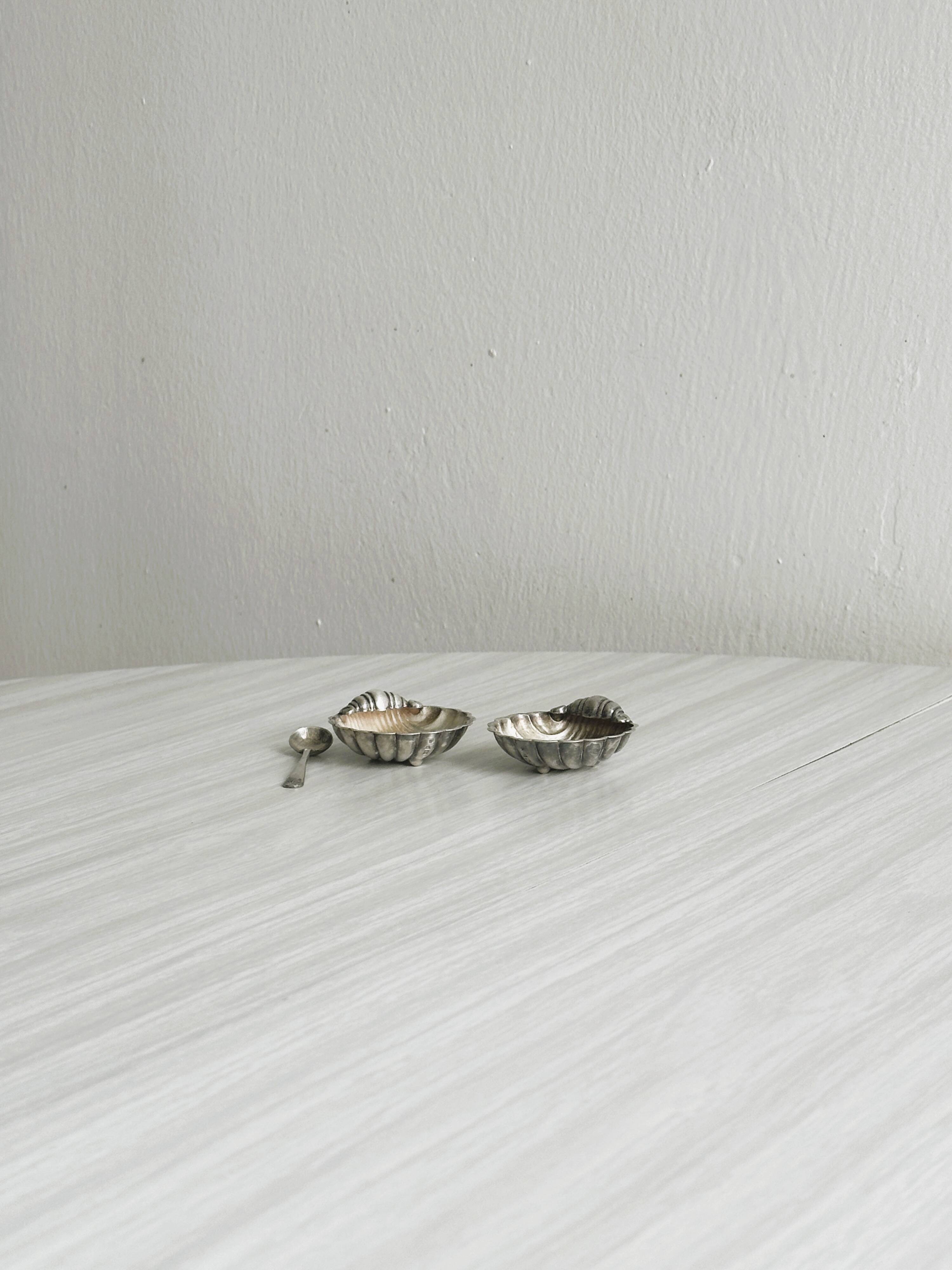 2 light metal shell cups