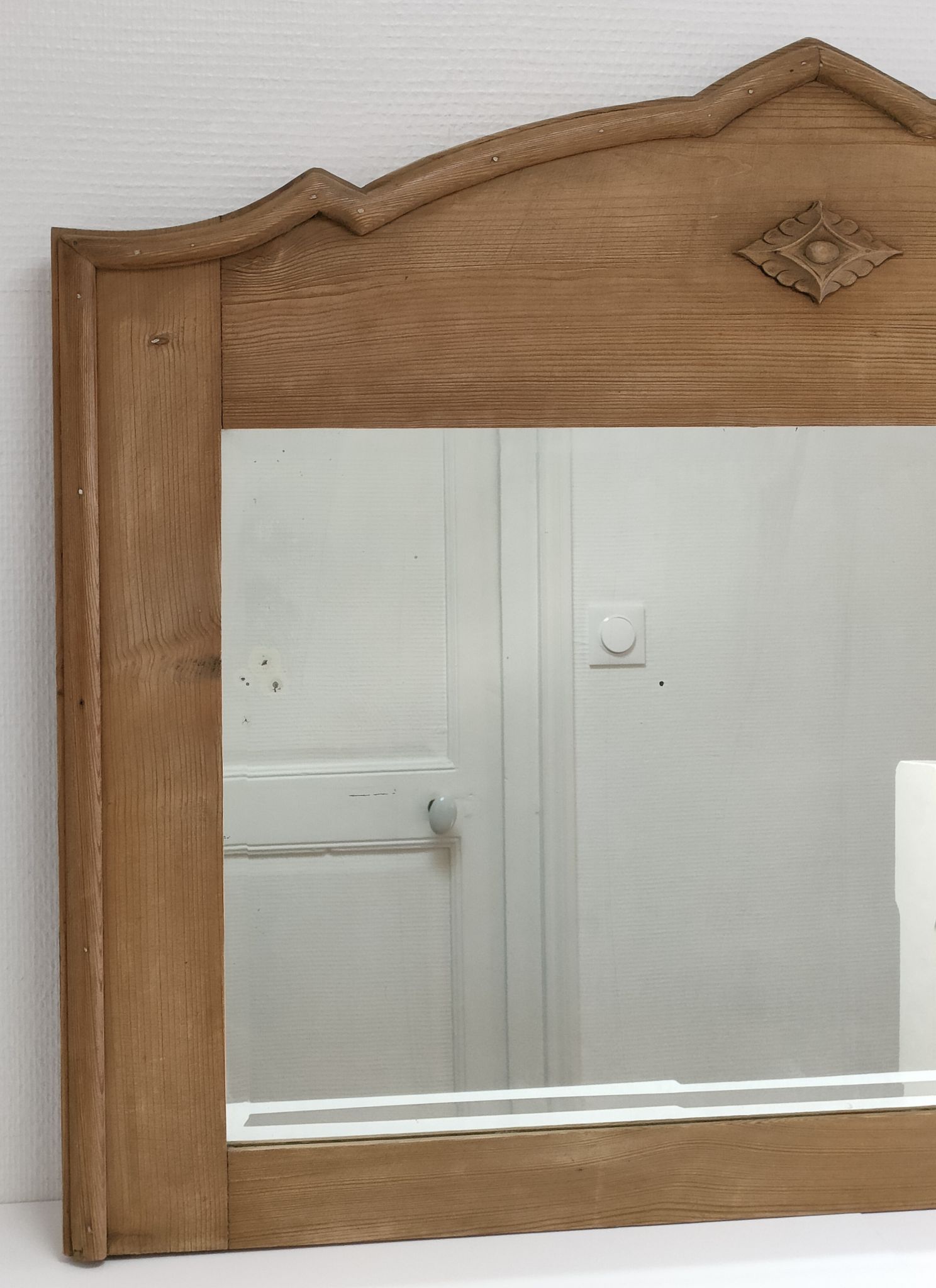 Miroir bois patiné glace biseautée vintage 76 cm x 96 cm