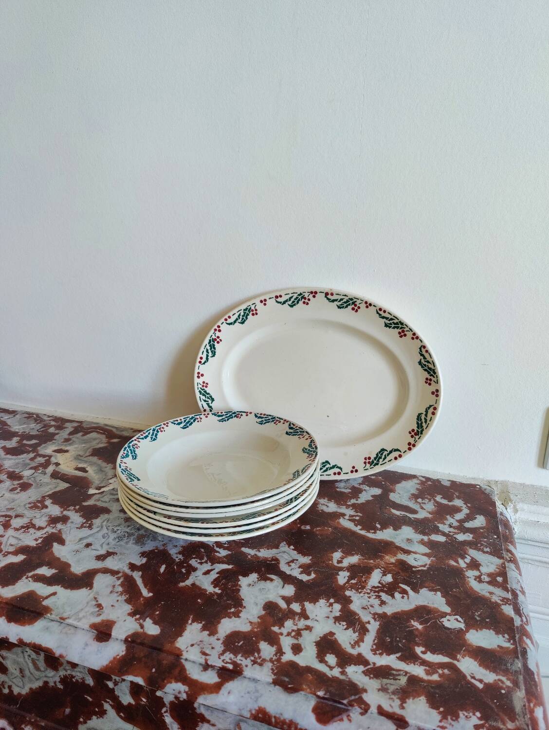 Sarreguemines earthenware service with holly decoration