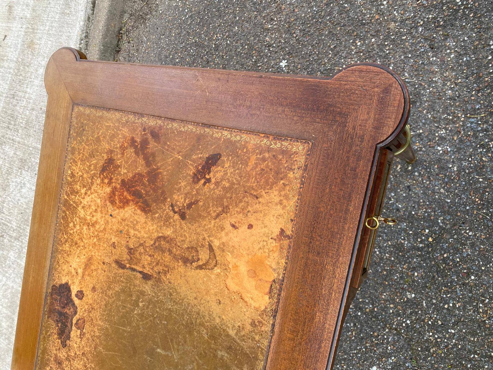 Louis XVI desk in solid wood and leather from the 20th century.