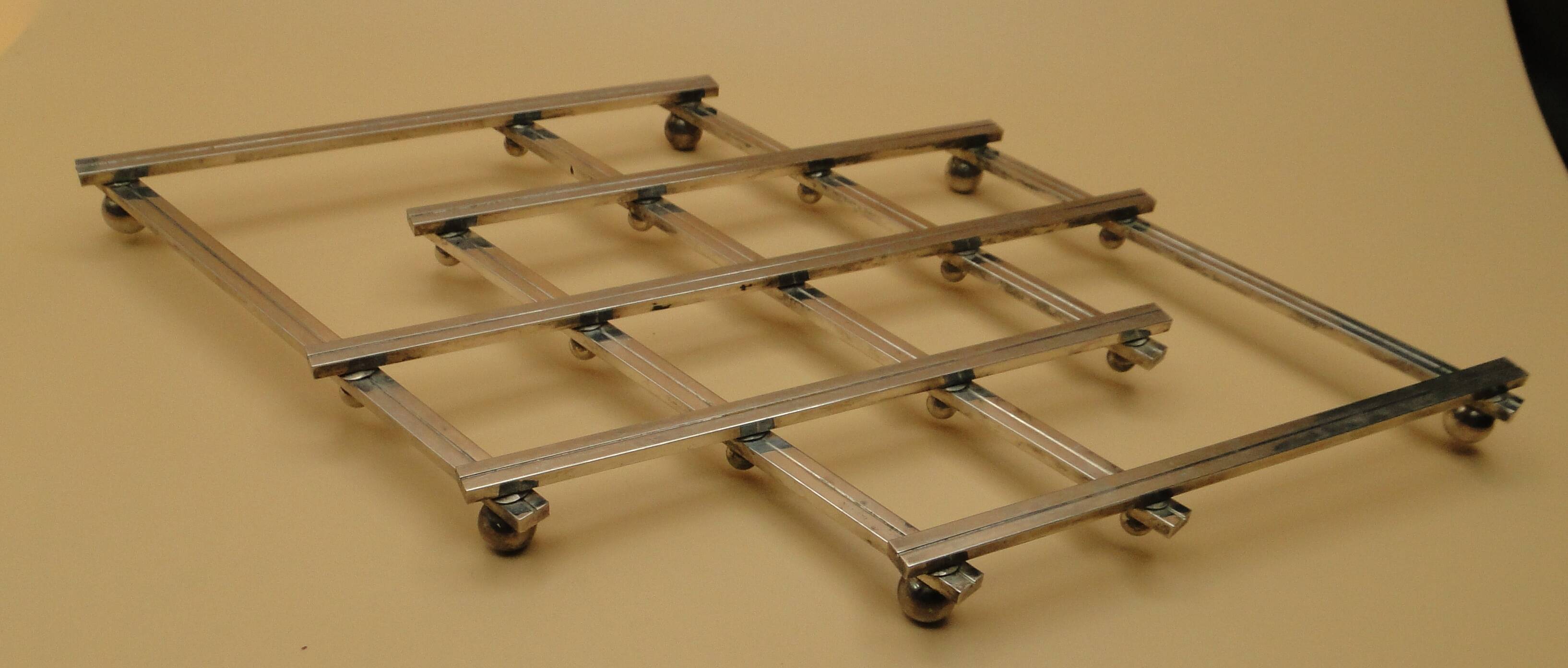 Expandable silver metal trivet