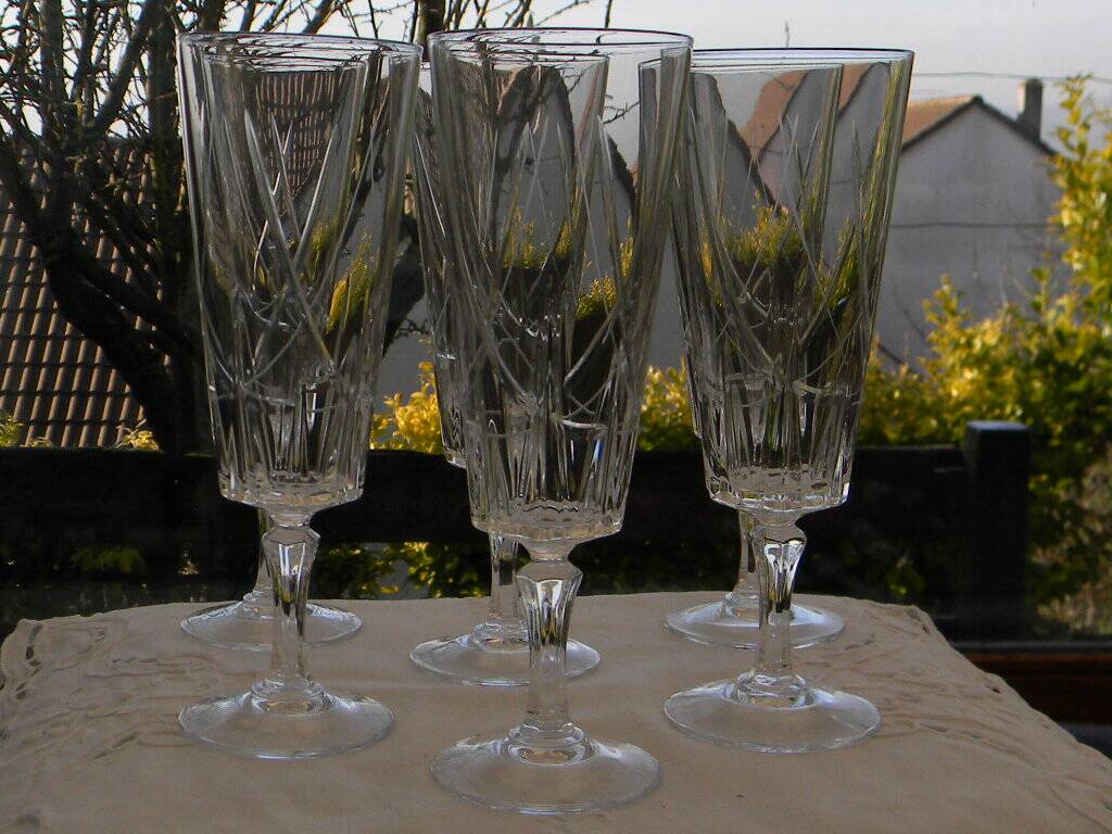 Lot de 6 flûtes à champagne en cristal.