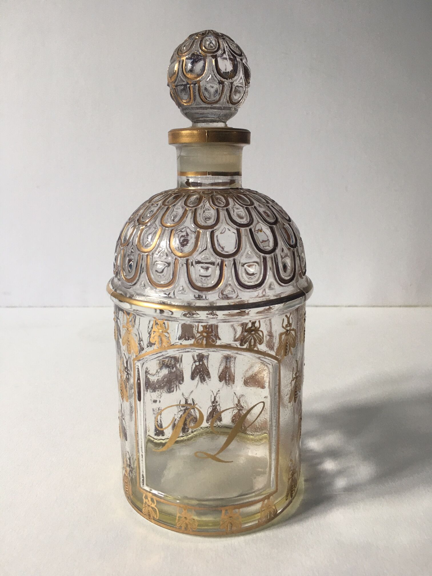Ensemble de trois bouteilles de parfum Guerlain " Abeilles " avec une bouteille de parfum Lalique