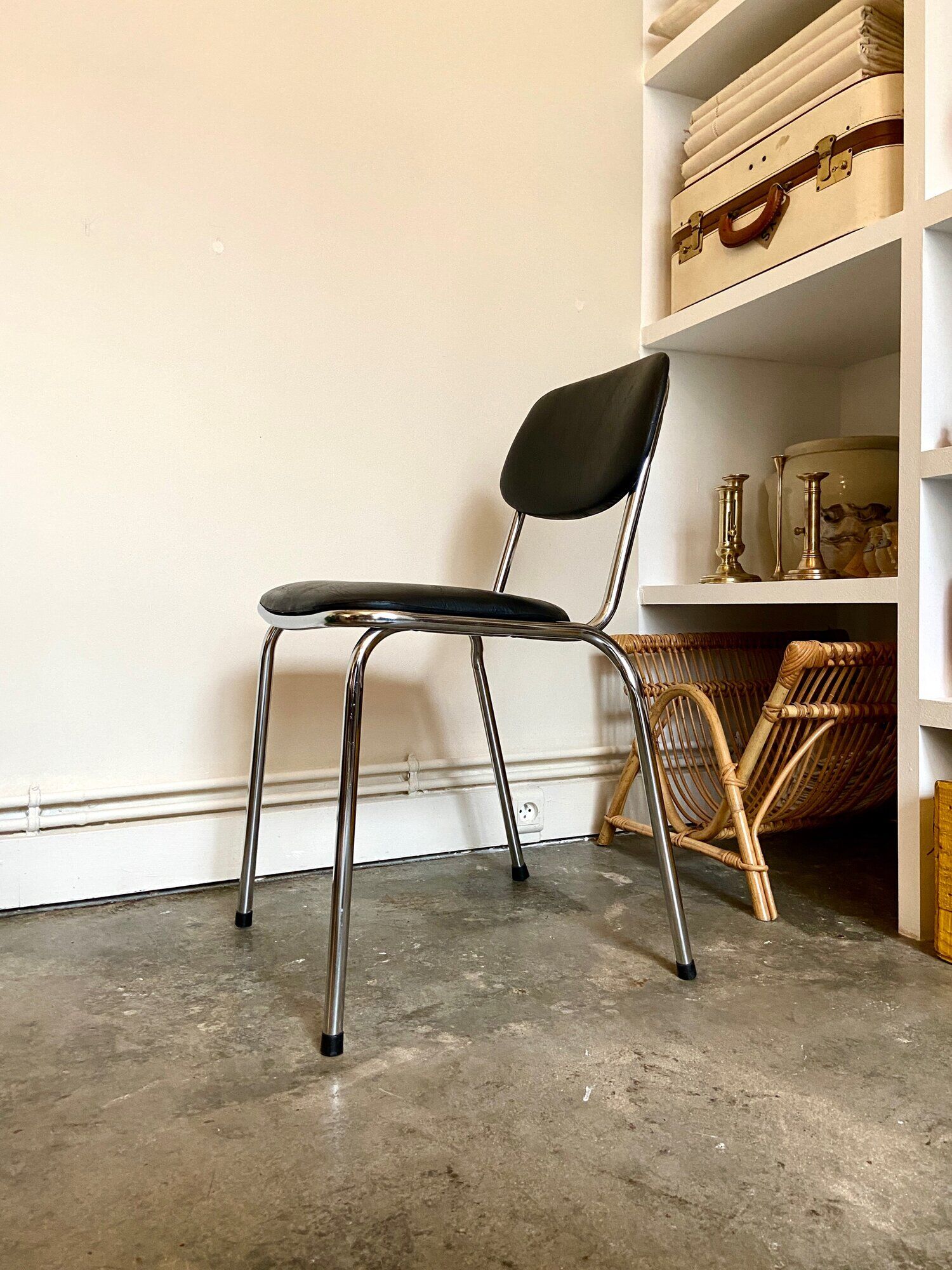 Chaise en aluminium chromé et skaï noir